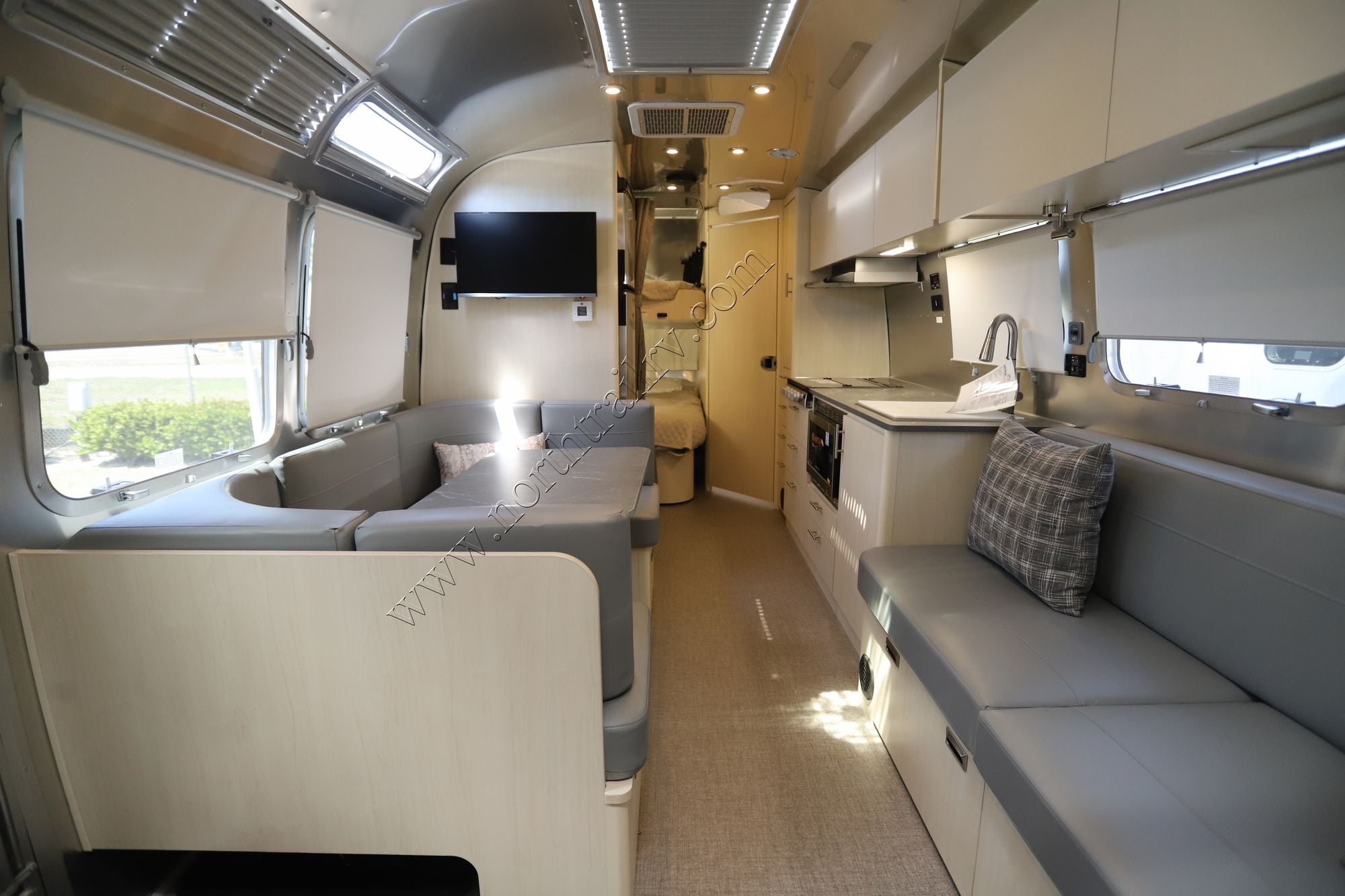 2026 Airstream Flying Cloud 30FBB Travel Trailer New  For Sale