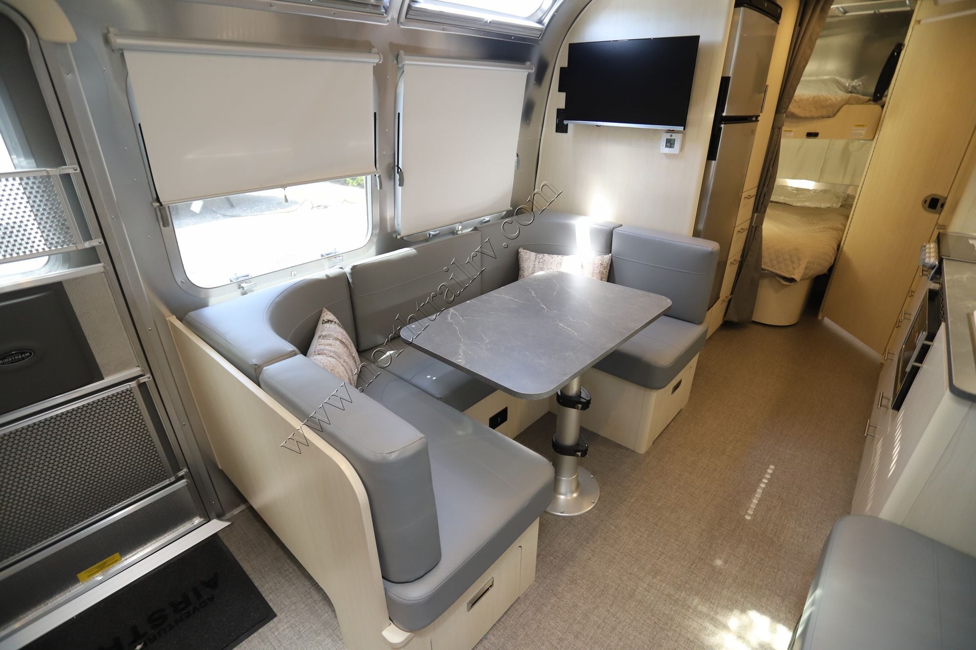 2026 Airstream Flying Cloud 30FBB Travel Trailer New  For Sale