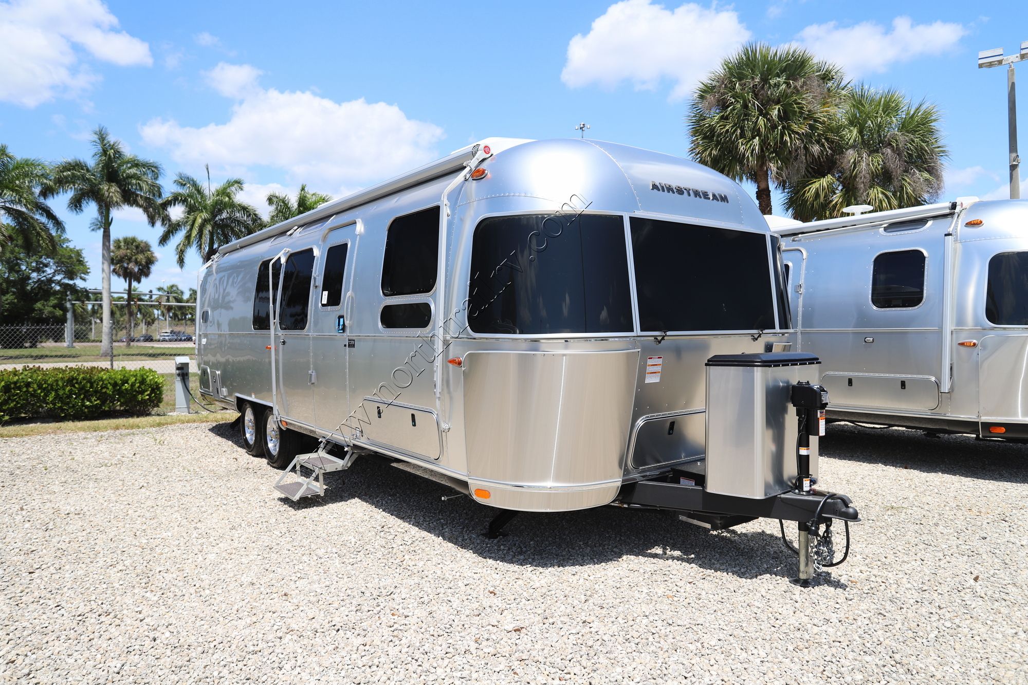 2026 Airstream Flying Cloud 30FBB Travel Trailer New  For Sale