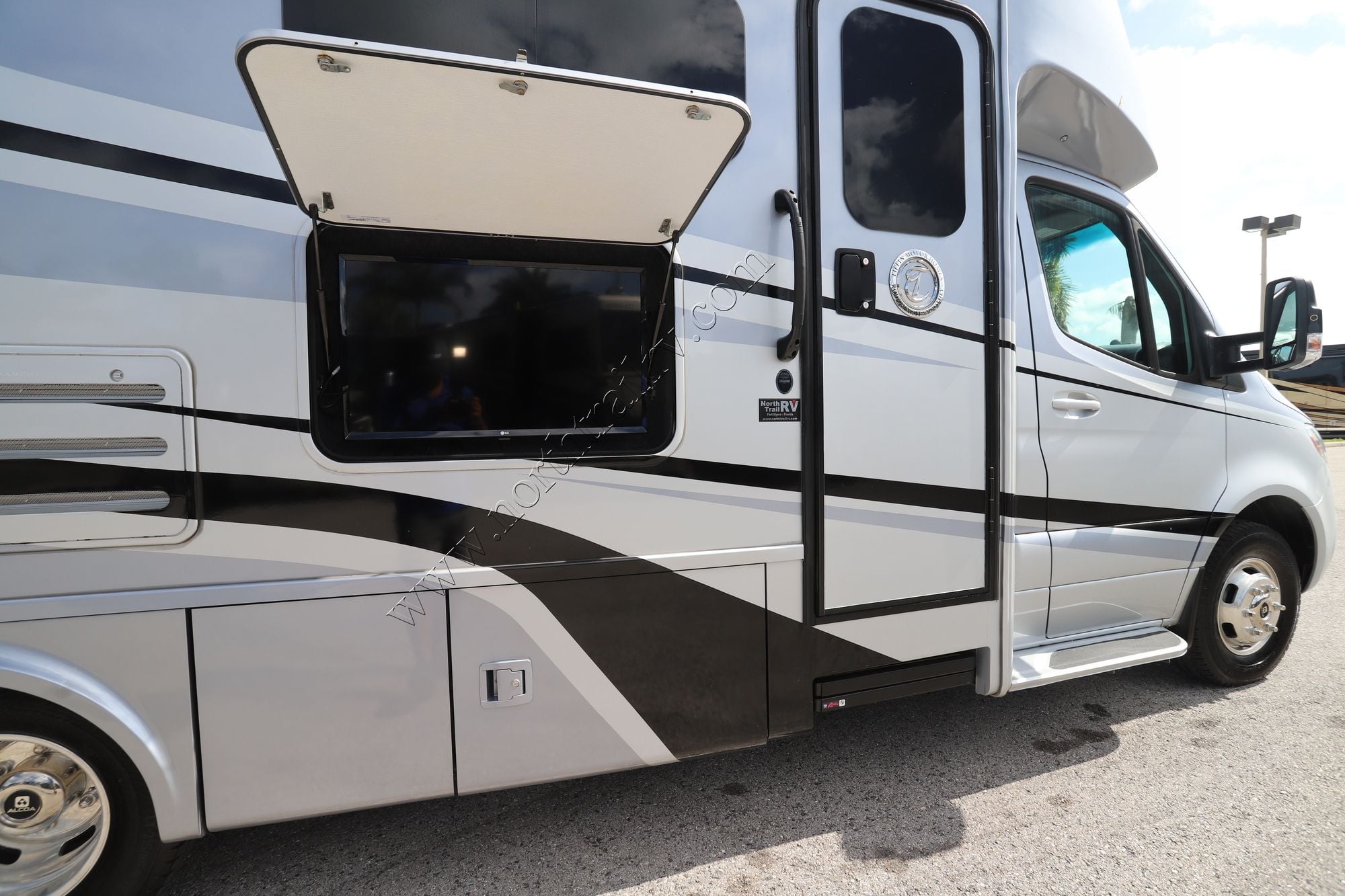 Used 2021 Tiffin Motor Homes Wayfarer 25RW Class C  For Sale