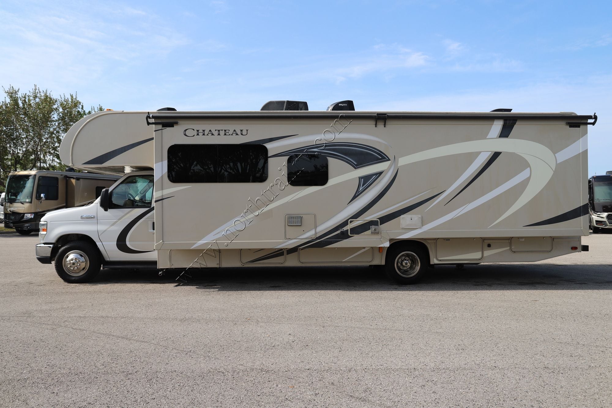 Used 2017 Thor Chateau 31W Class C  For Sale