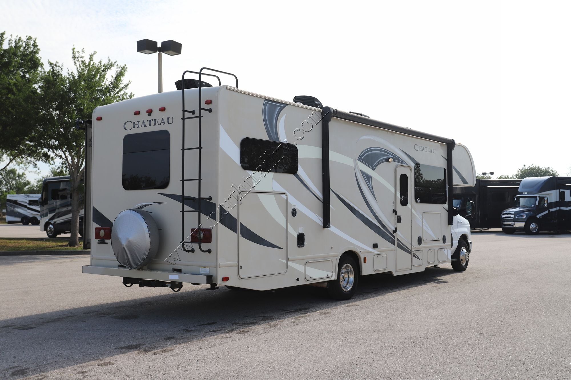Used 2017 Thor Chateau 31W Class C  For Sale
