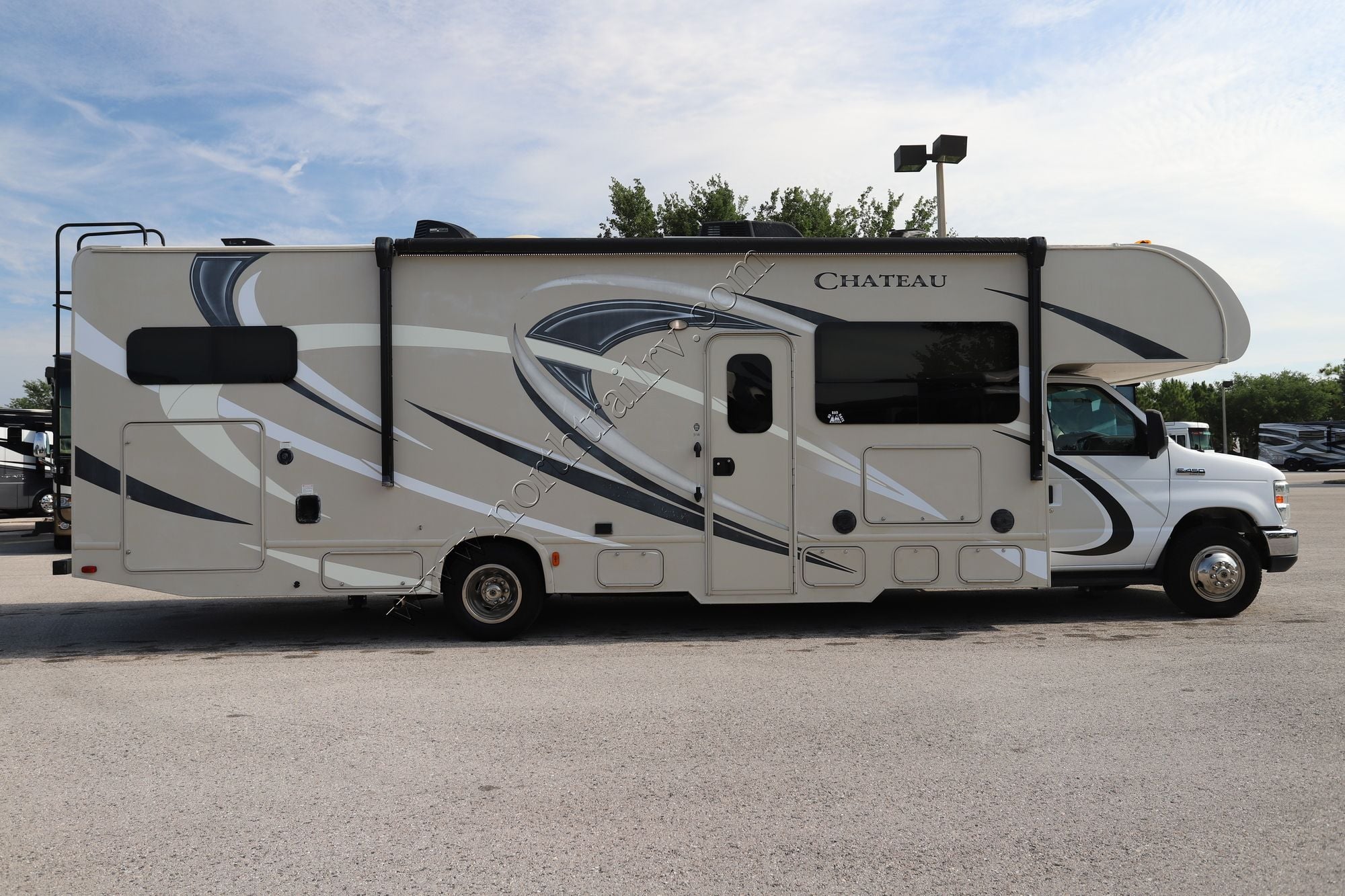 Used 2017 Thor Chateau 31W Class C  For Sale