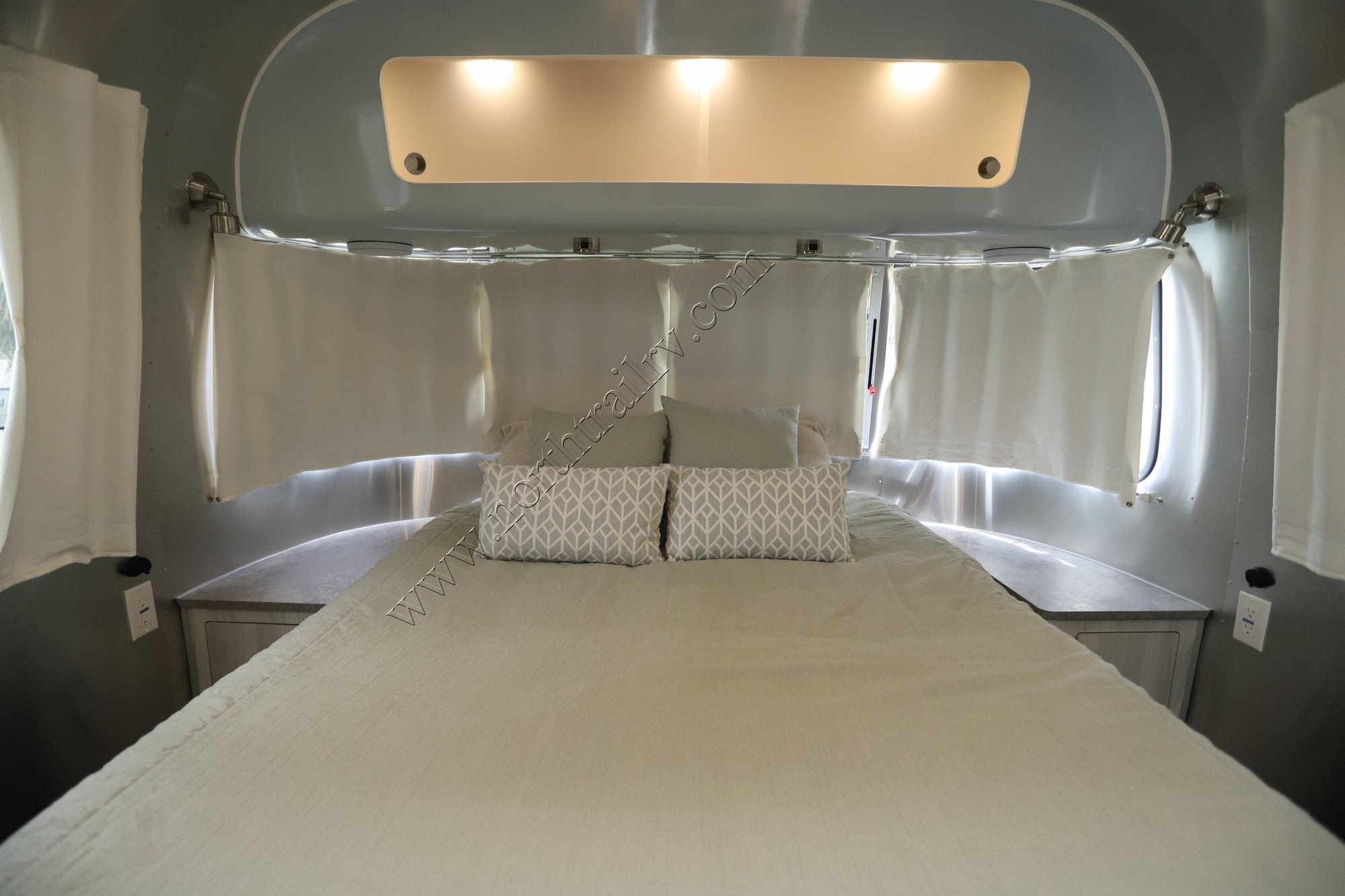 Used 2023 Airstream International 28RBQ Travel Trailer  For Sale