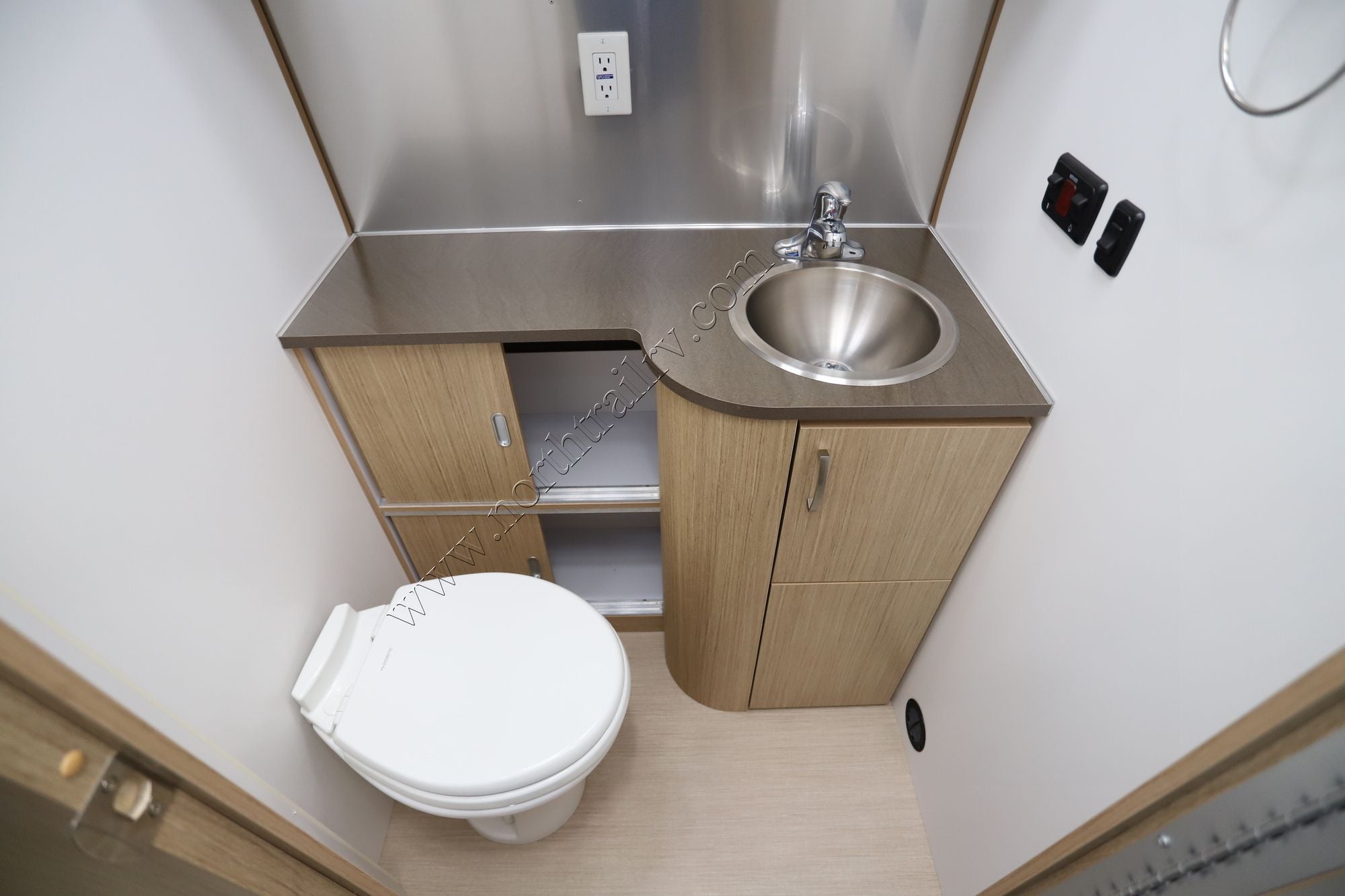 Used 2018 Airstream Flying Cloud 27FB Travel Trailer  For Sale
