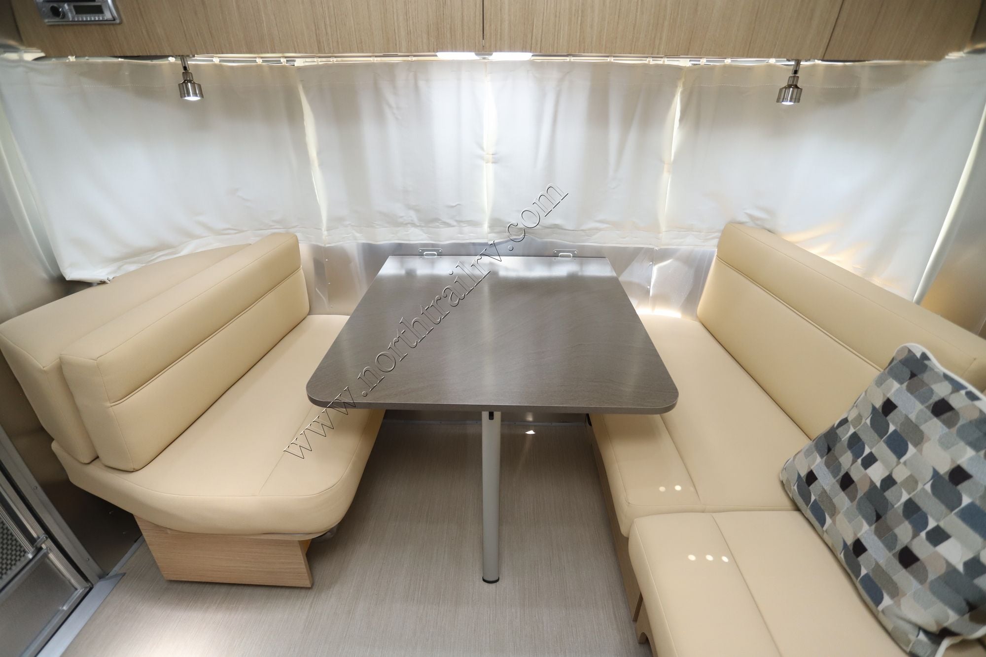 Used 2018 Airstream Flying Cloud 27FB Travel Trailer  For Sale
