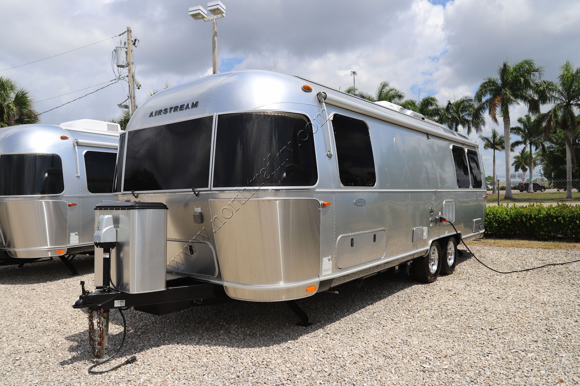 Used 2018 Airstream Flying Cloud 27FB Travel Trailer  For Sale