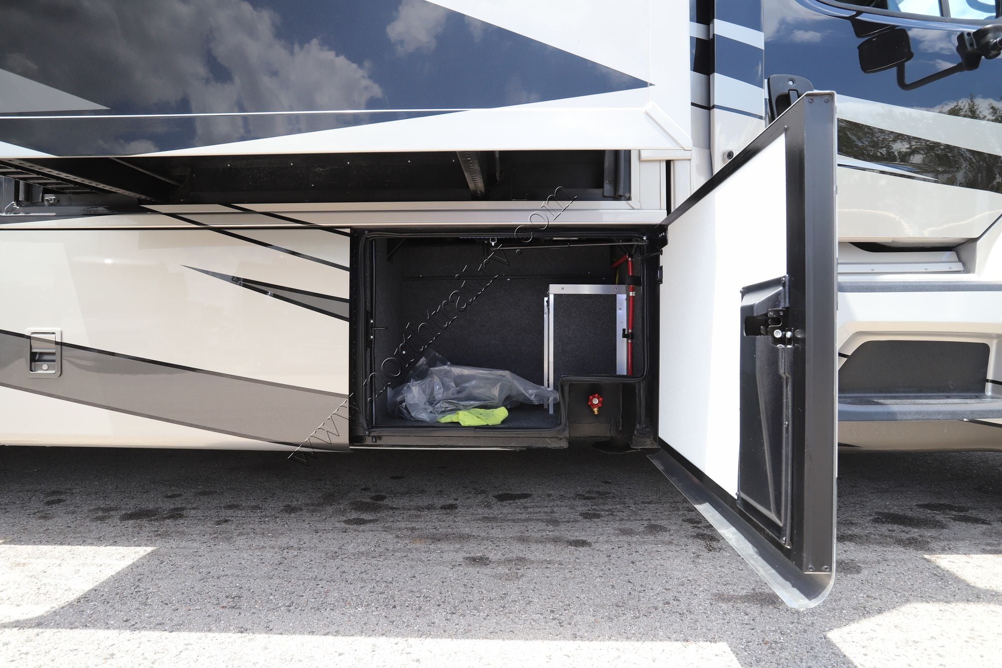 New 2027 Newmar Super Star 4159 Super C  For Sale
