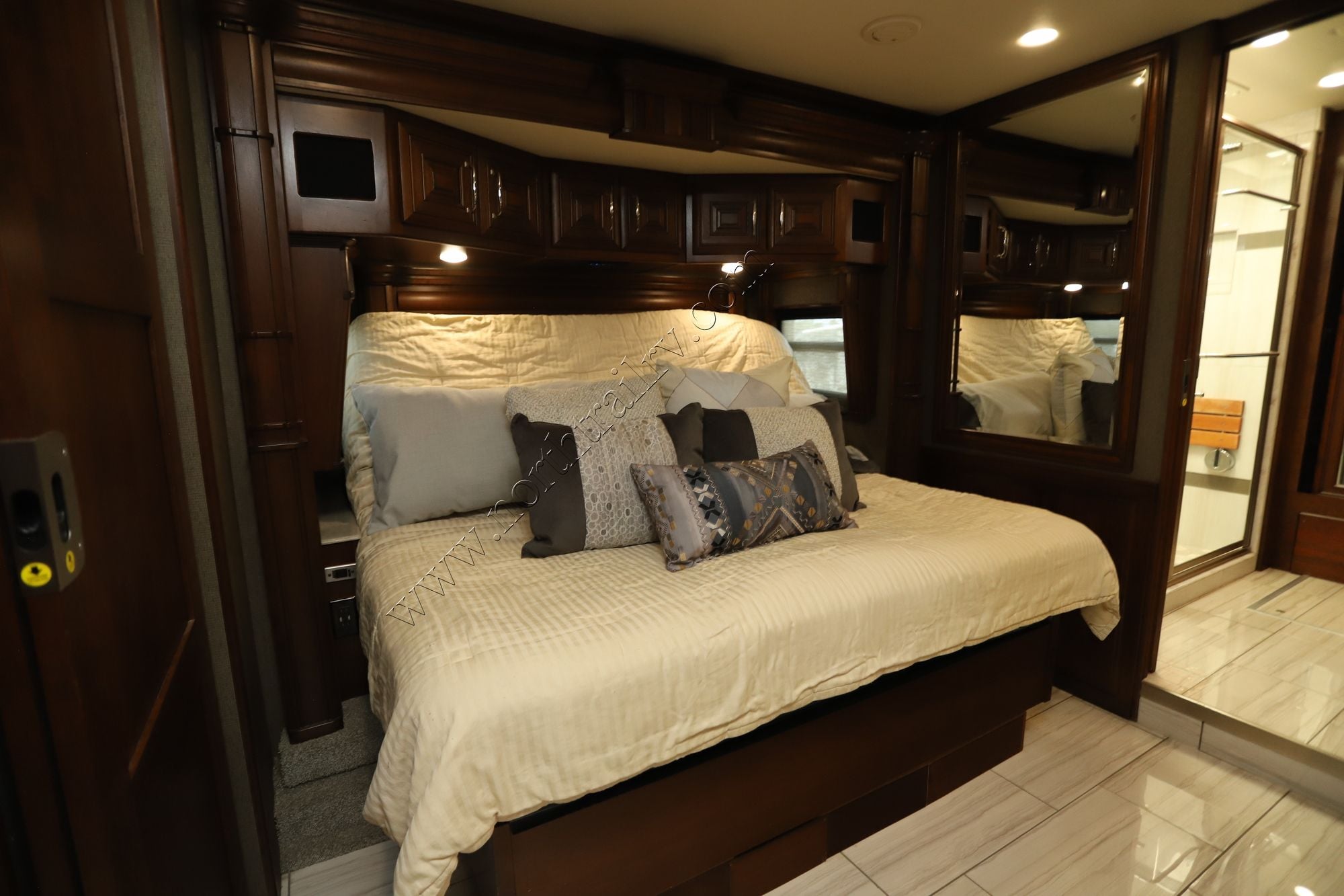 Used 2019 American Coach American Dream 42S Class A  For Sale