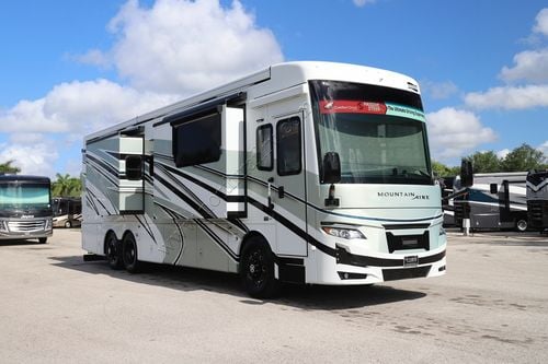 2027 Newmar Mountain Aire 3825