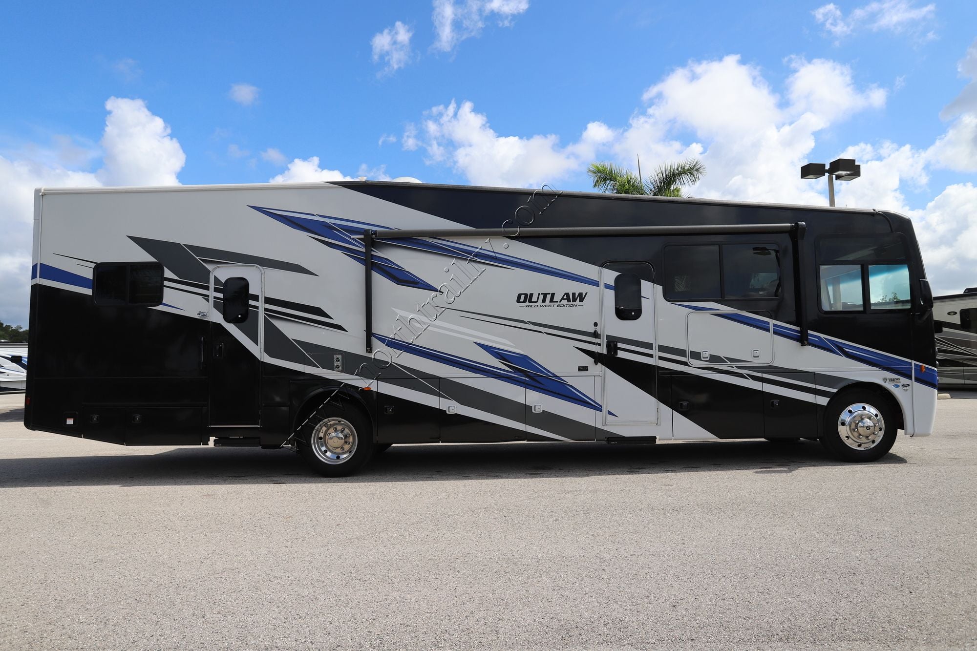 Used 2025 Thor Outlaw Wild West 38K Class A  For Sale