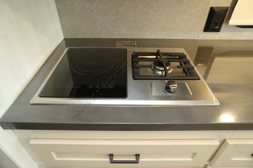 2022 Winnebago Adventurer 29B
