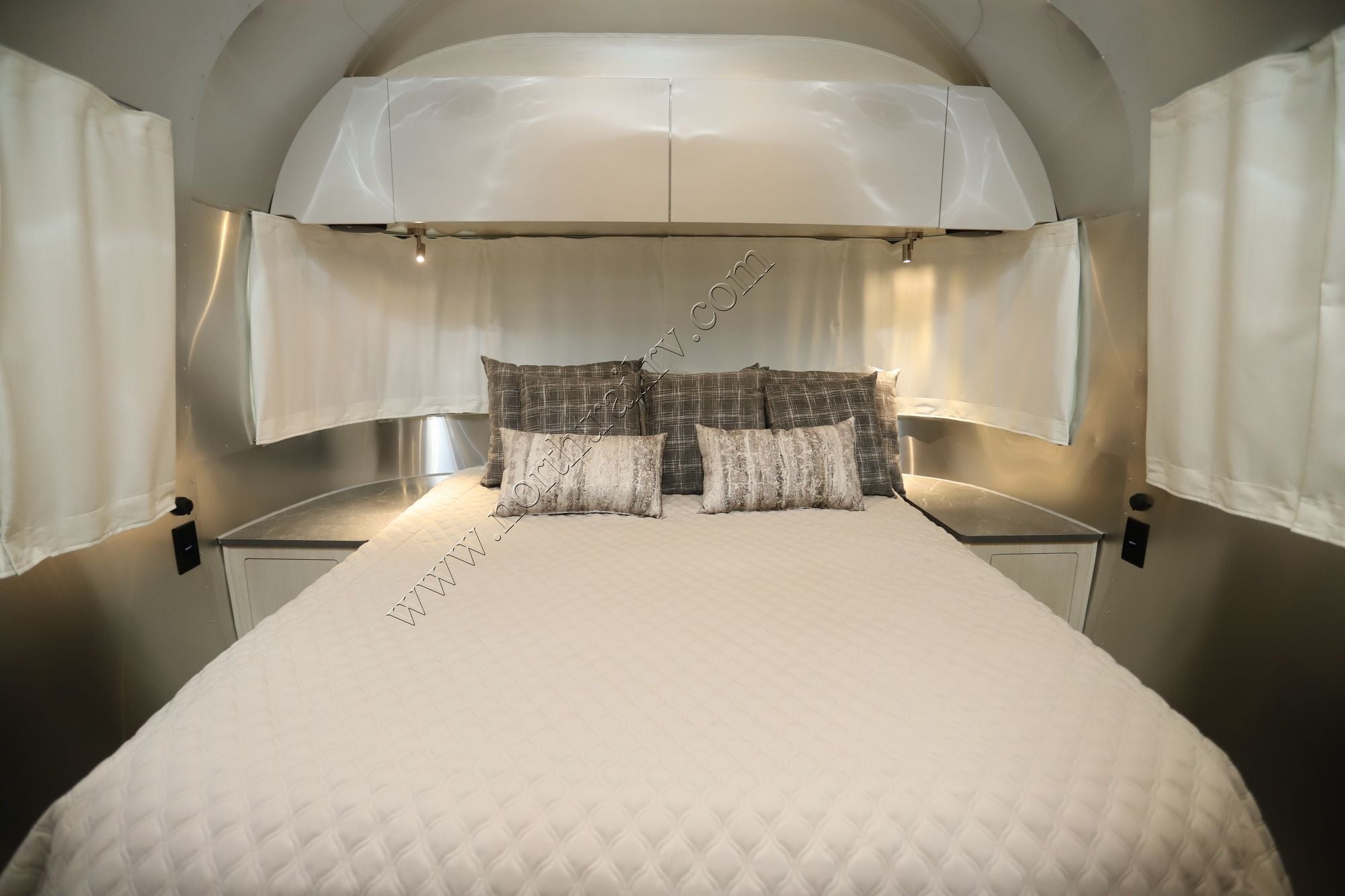 2026 Airstream Flying Cloud 27FB Travel Trailer New  For Sale