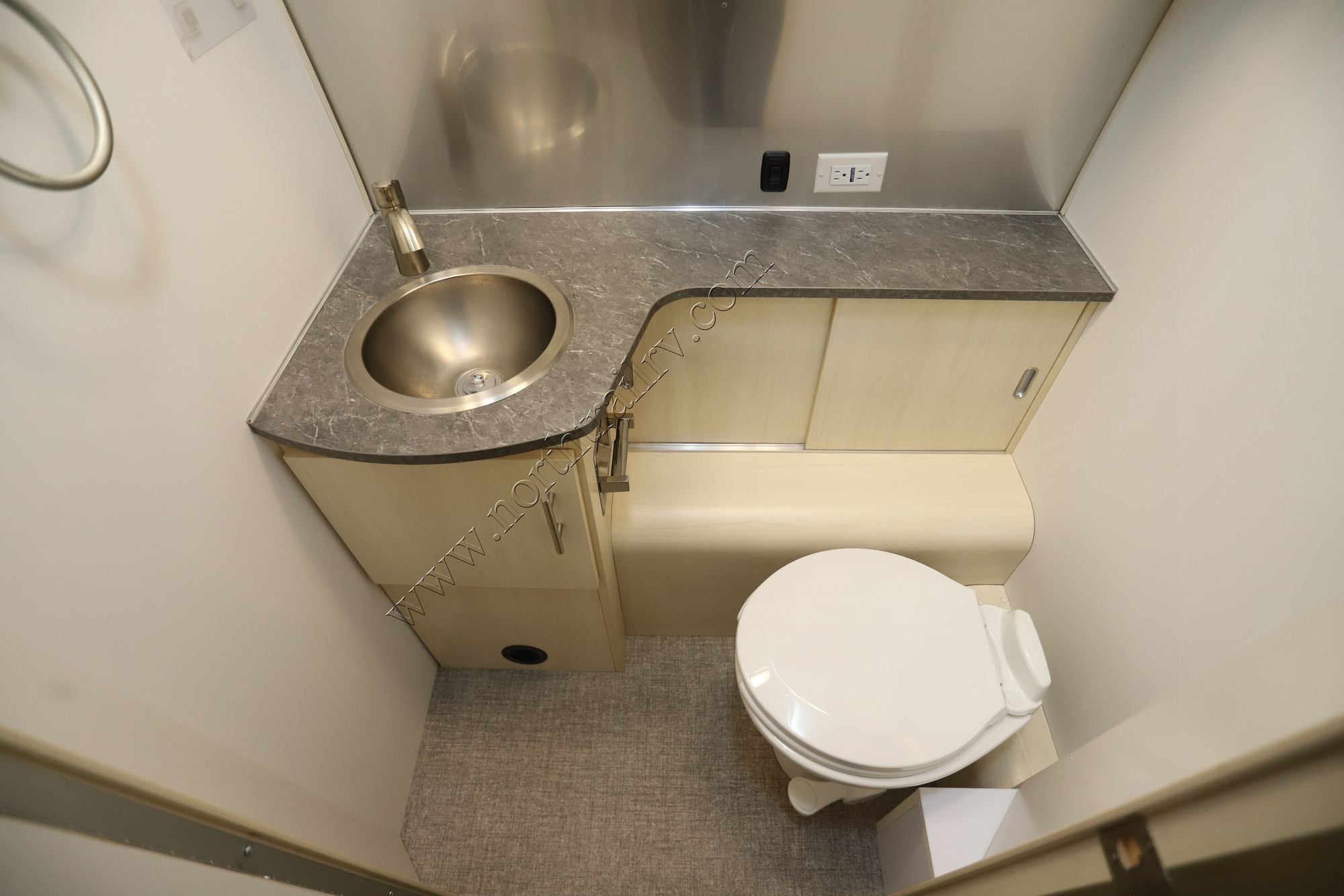 Used 2022 Airstream Flying Cloud 28RB Travel Trailer  For Sale