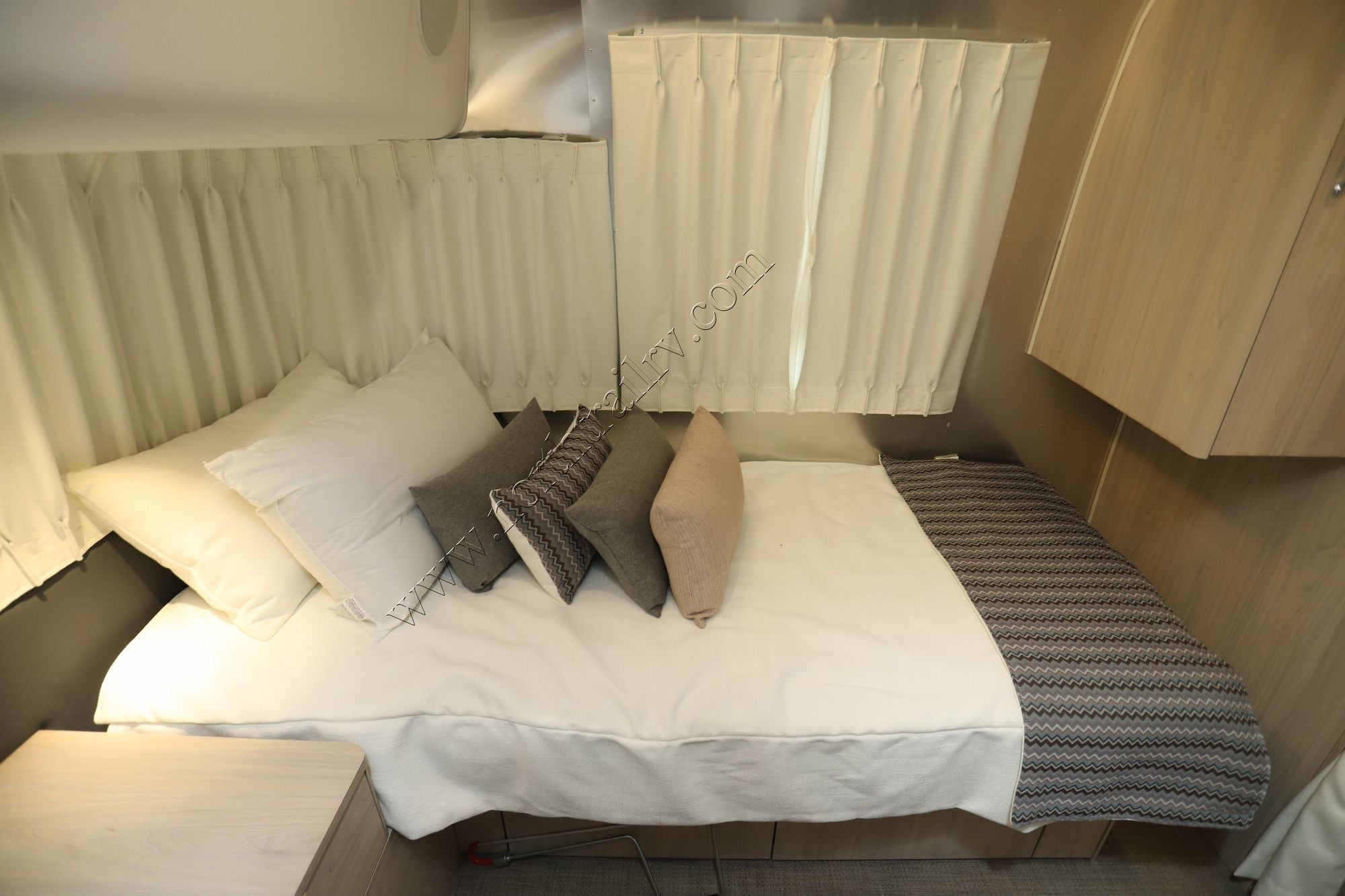 2026 Airstream Globetrotter 27FB Travel Trailer New  For Sale