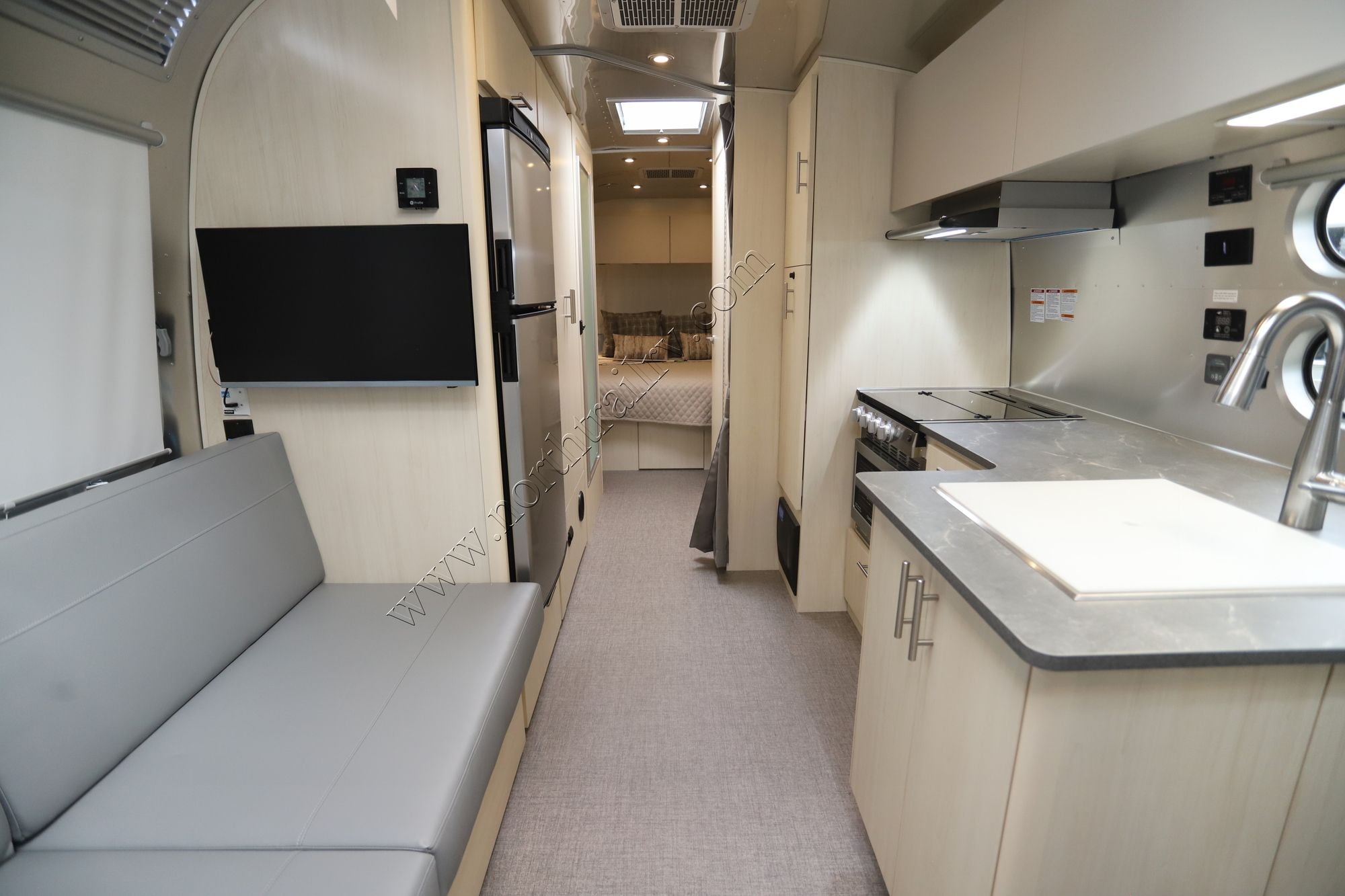 2026 Airstream Flying Cloud 27FB Travel Trailer New  For Sale