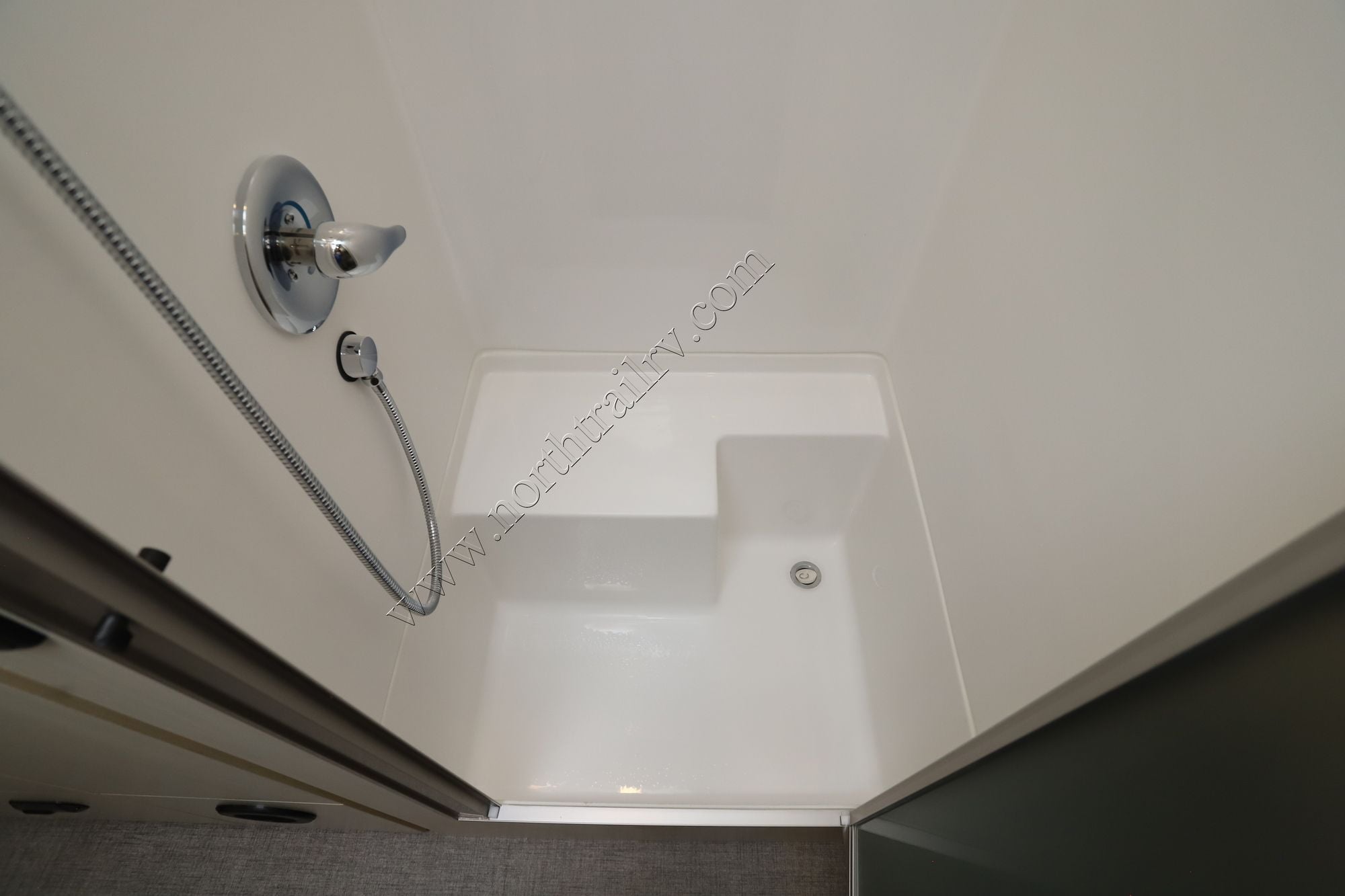 2026 Airstream Flying Cloud 27FB Travel Trailer New  For Sale