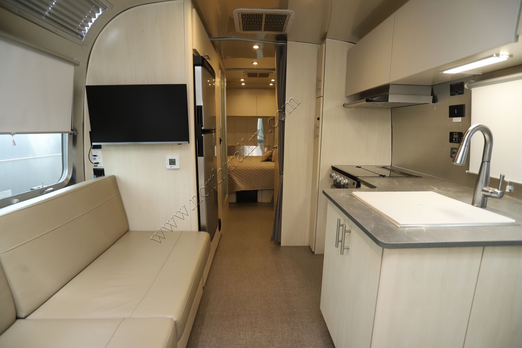 Used 2025 Airstream Flying Cloud 25FB Travel Trailer  For Sale