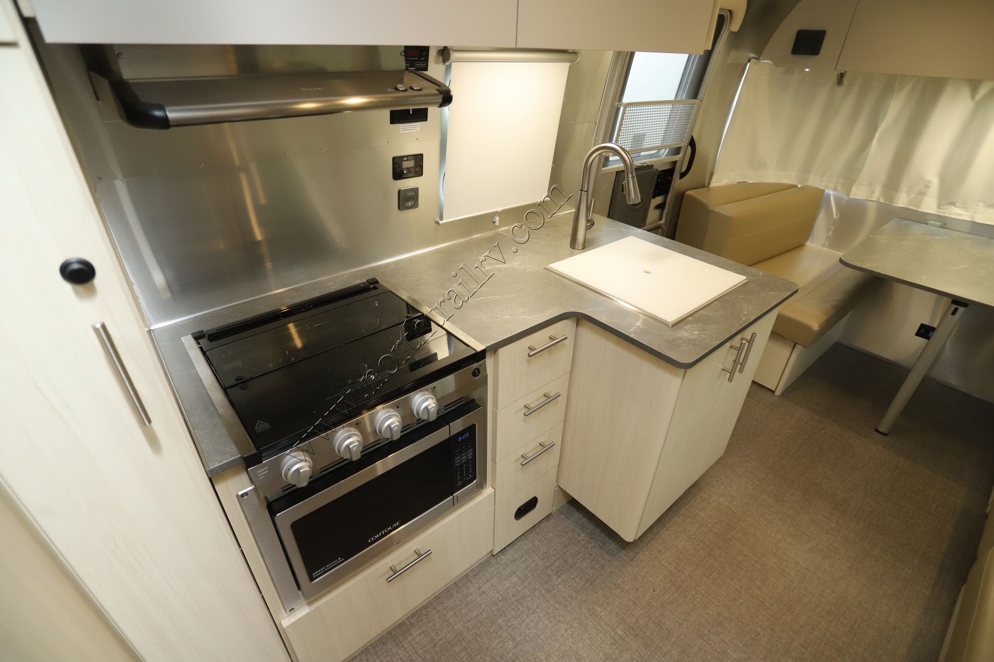 Used 2025 Airstream Flying Cloud 25FB Travel Trailer  For Sale