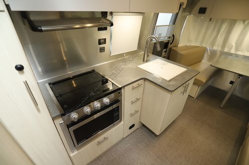 2025 Airstream Flying Cloud 25FB