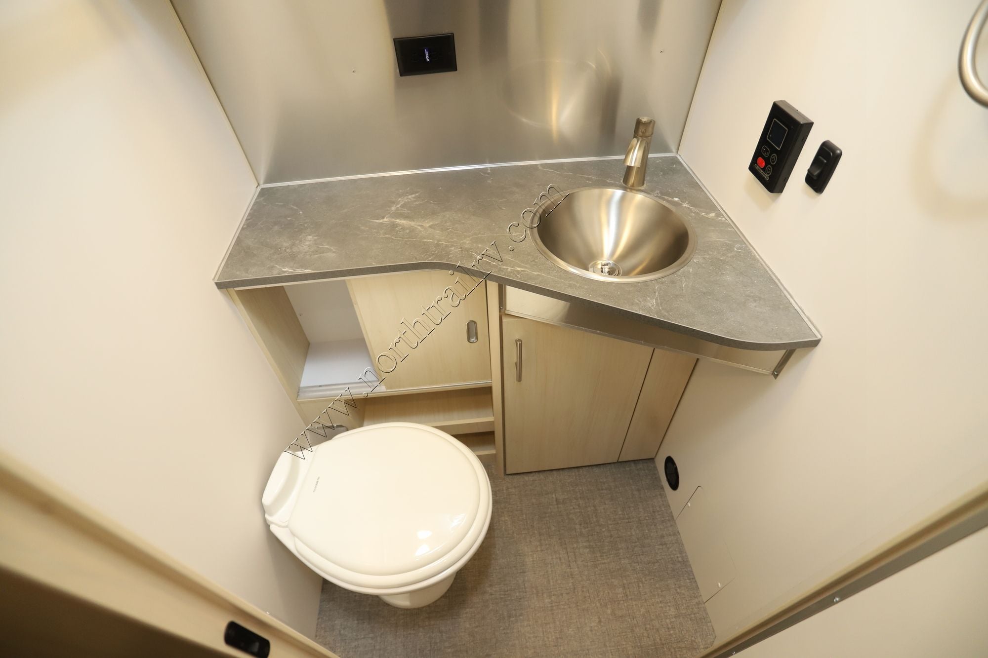 Used 2025 Airstream Flying Cloud 25FB Travel Trailer  For Sale