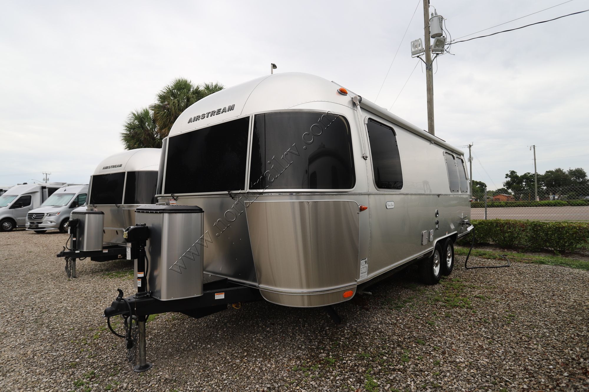 Used 2025 Airstream Flying Cloud 25FB Travel Trailer  For Sale