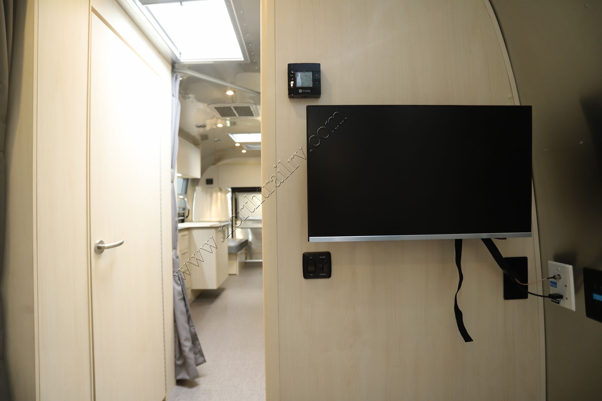 2026 Airstream Flying Cloud 27FB Travel Trailer New  For Sale
