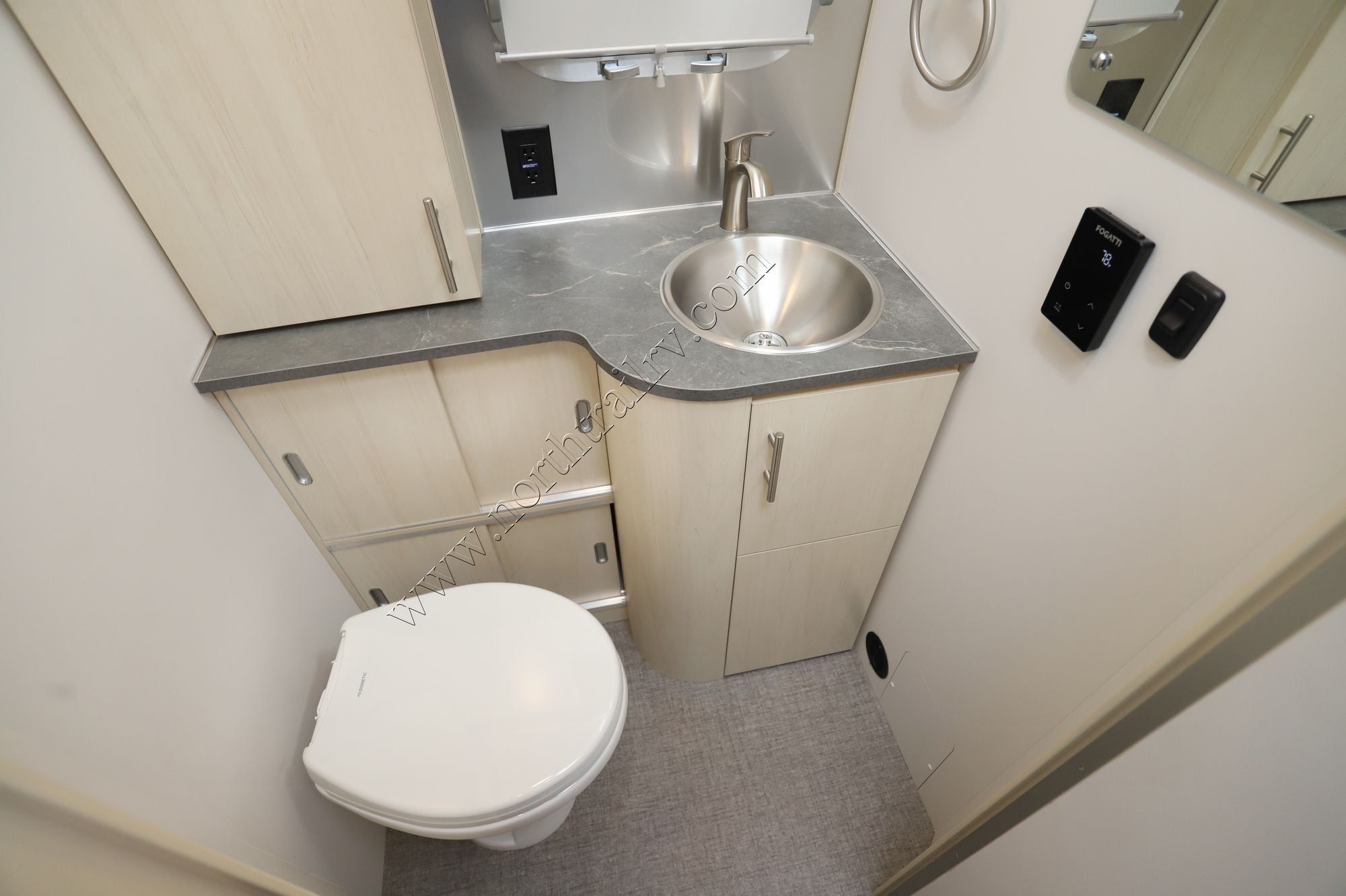 2026 Airstream Flying Cloud 27FB Travel Trailer New  For Sale