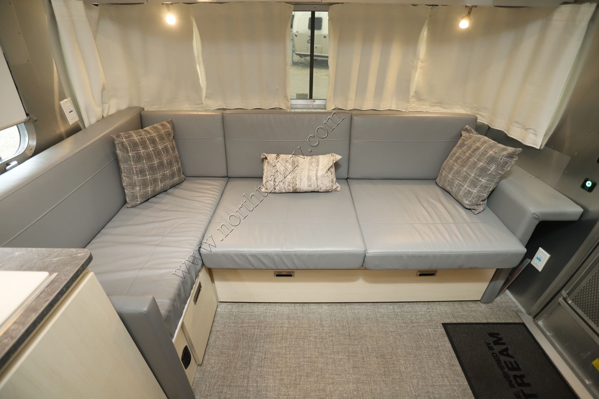 Used 2022 Airstream Flying Cloud 28RB Travel Trailer  For Sale