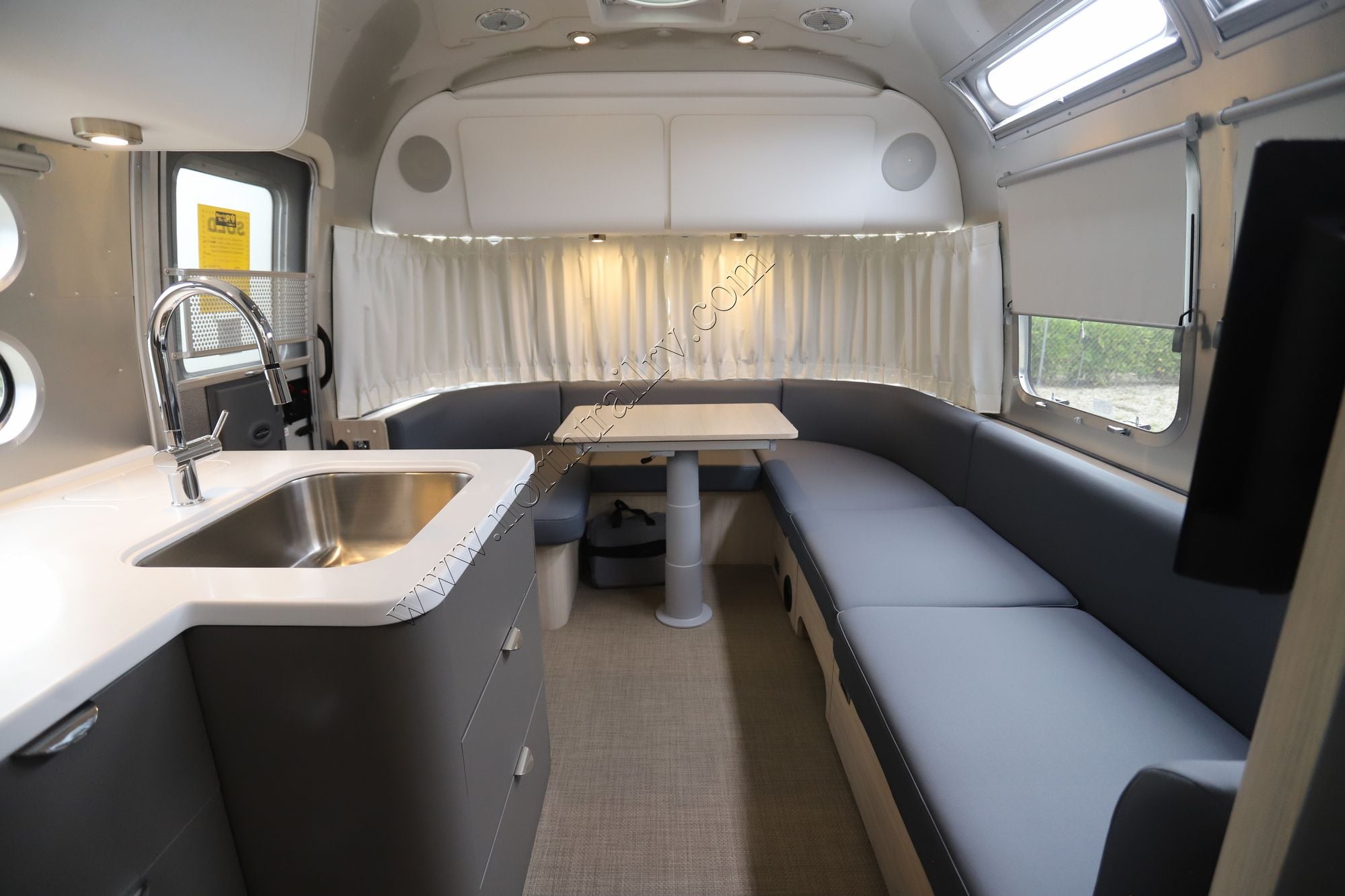 2026 Airstream Globetrotter 27FB Travel Trailer New  For Sale