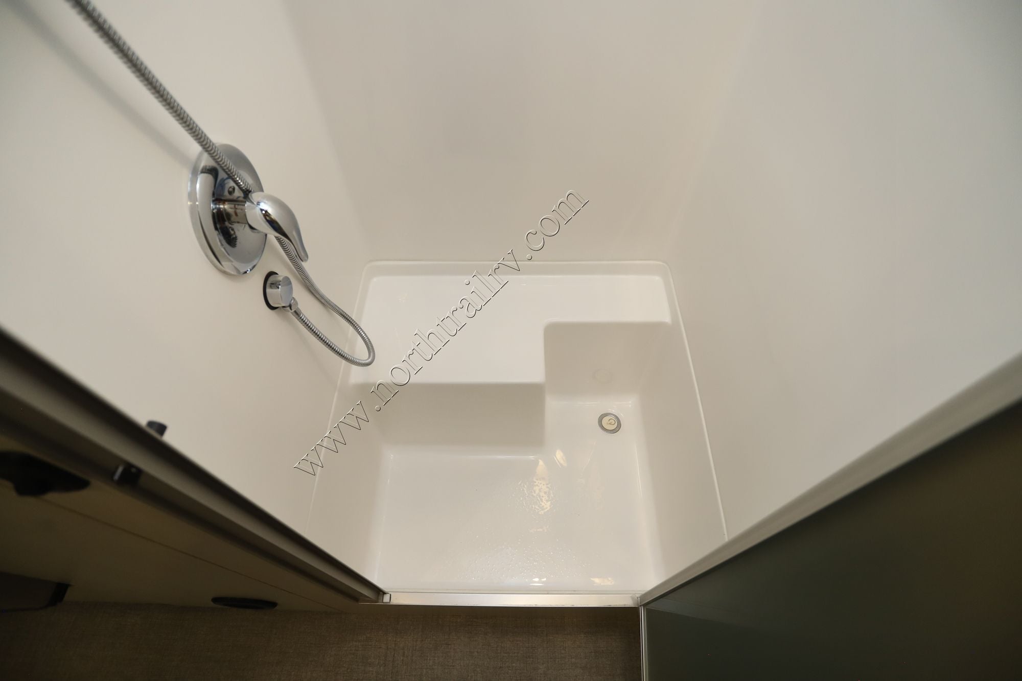 Used 2025 Airstream Flying Cloud 25FB Travel Trailer  For Sale