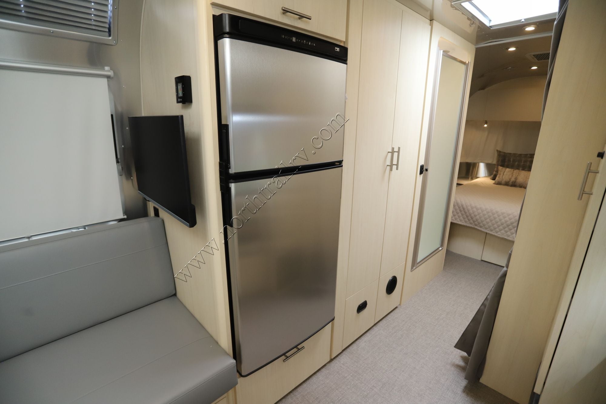 2026 Airstream Flying Cloud 27FB Travel Trailer New  For Sale