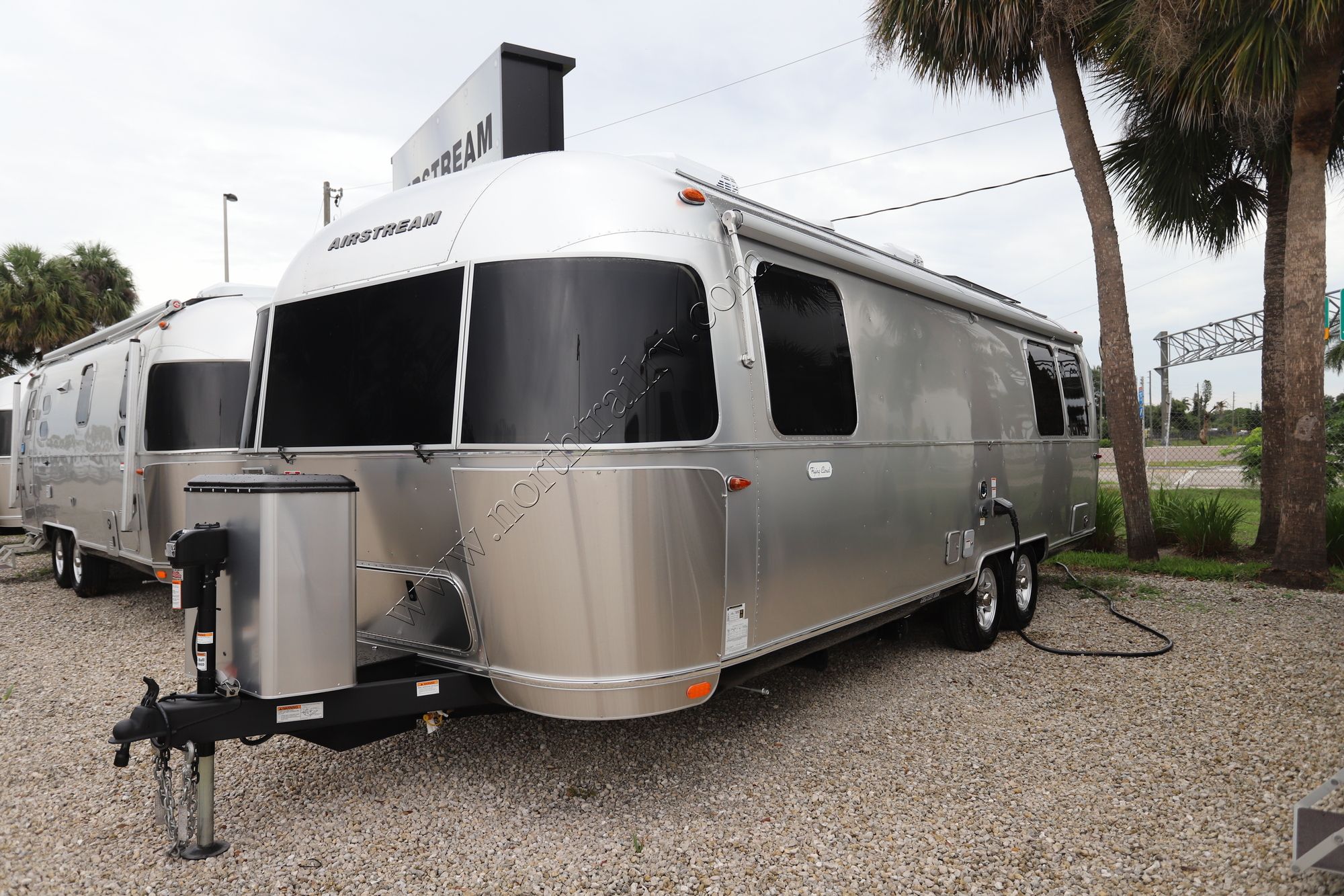 2026 Airstream Flying Cloud 27FB Travel Trailer New For Sale