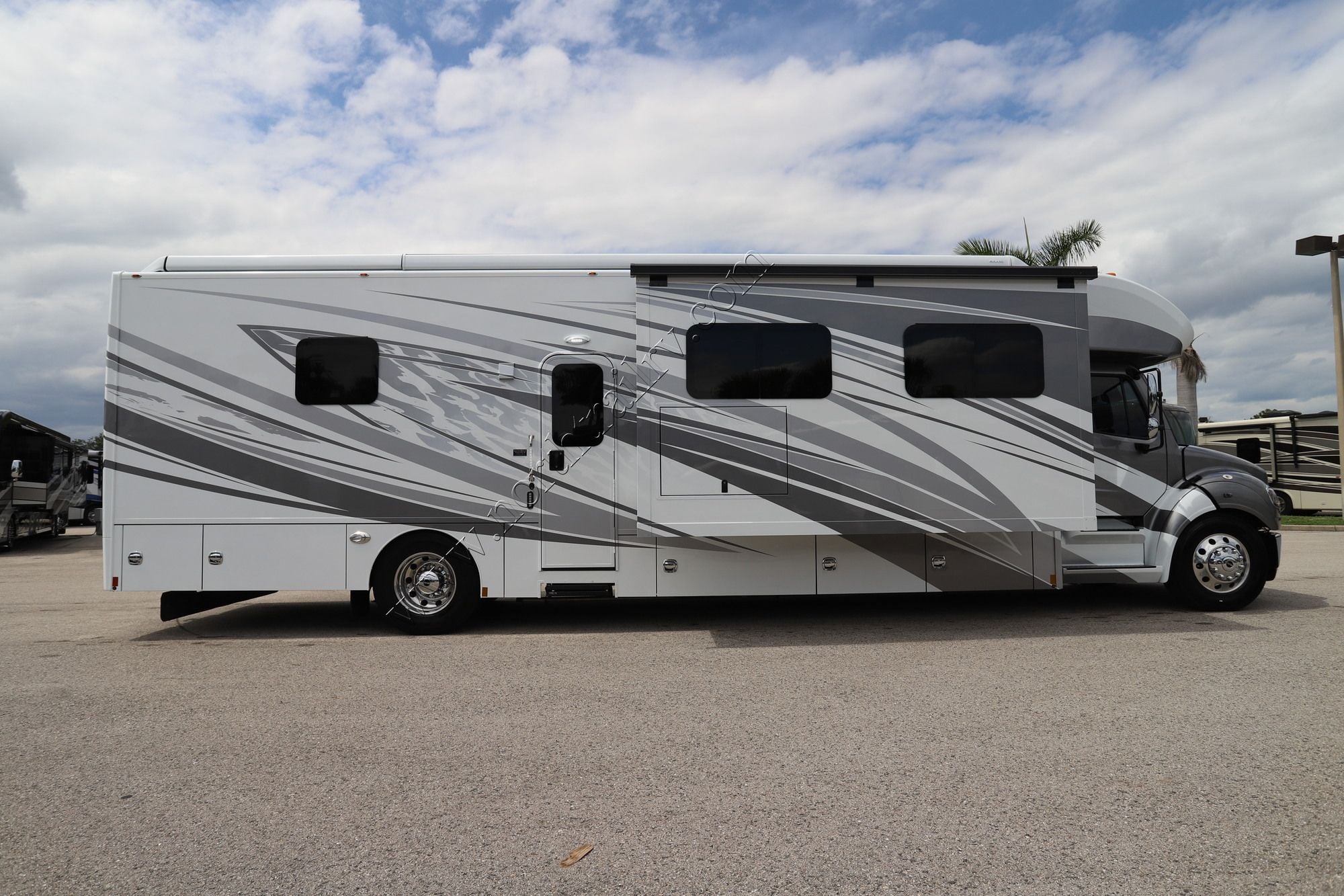 Used 2024 Renegade Rv Verona Le 40LRB Super C  For Sale