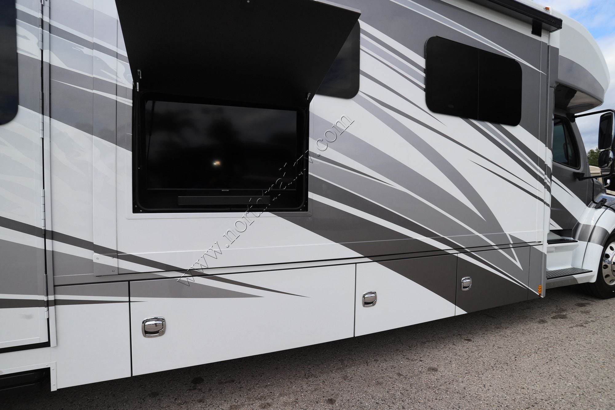 Used 2024 Renegade Rv Verona Le 40LRB Super C  For Sale