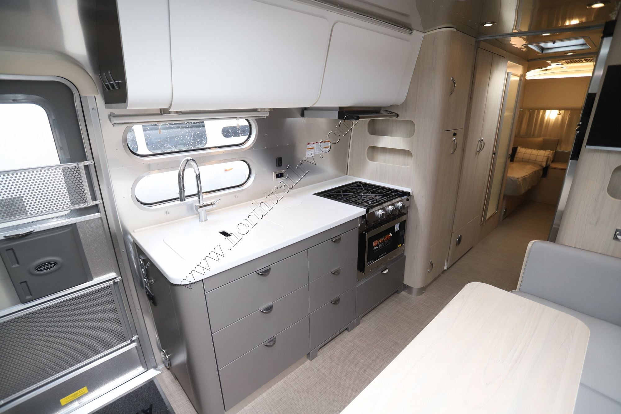 New 2026 Airstream Globetrotter 30RB Travel Trailer  For Sale