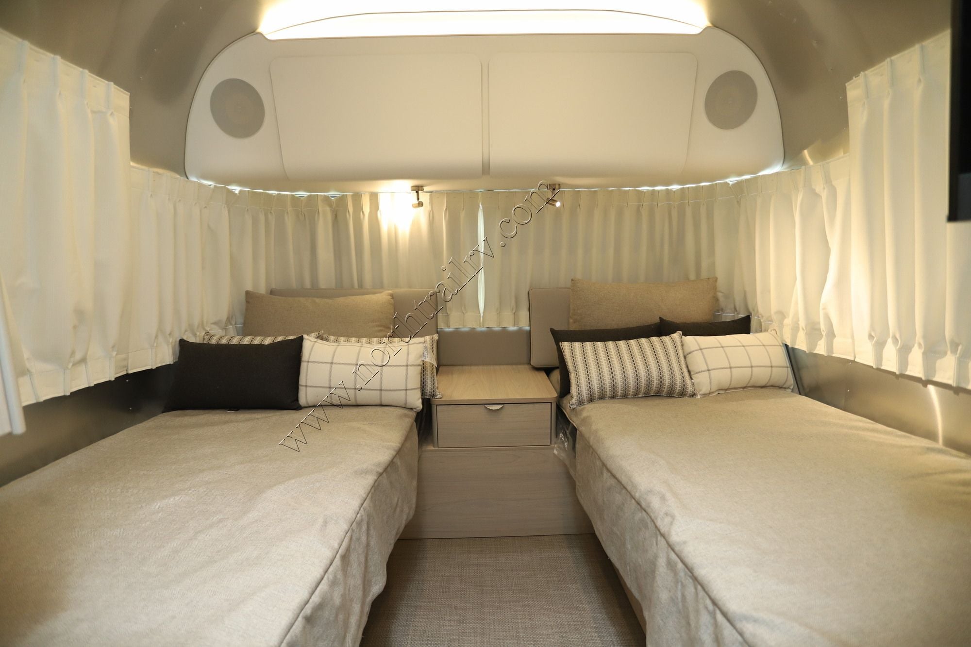 New 2026 Airstream Globetrotter 30RB Travel Trailer  For Sale