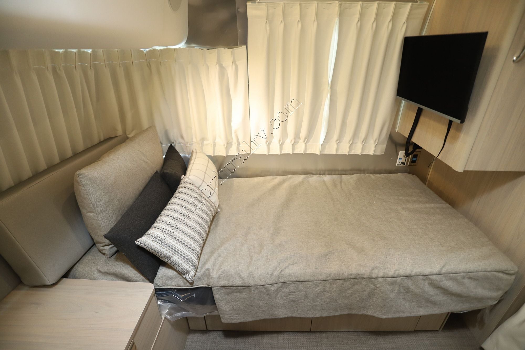 New 2026 Airstream Globetrotter 30RB Travel Trailer  For Sale
