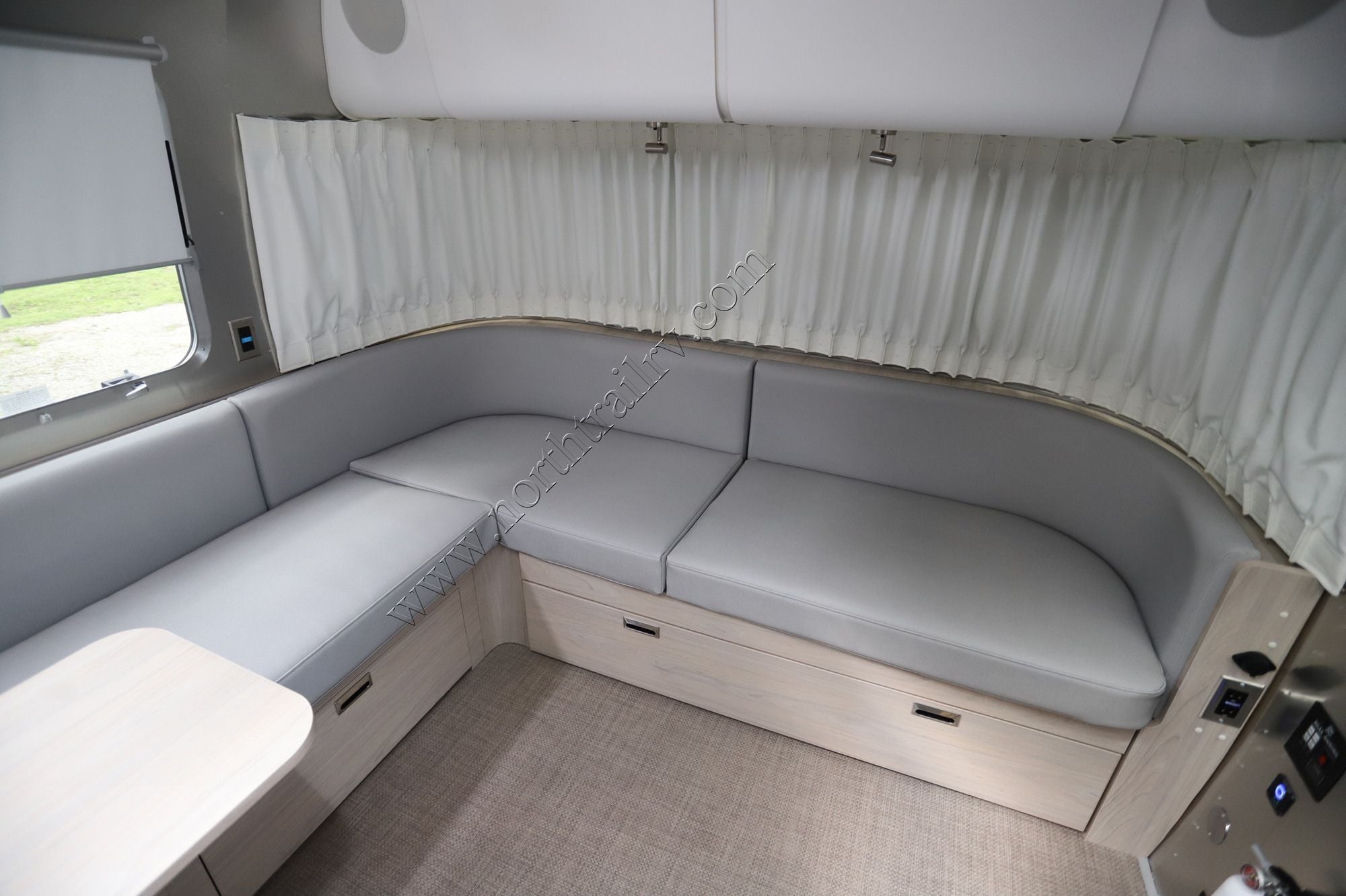 New 2026 Airstream Globetrotter 30RB Travel Trailer  For Sale
