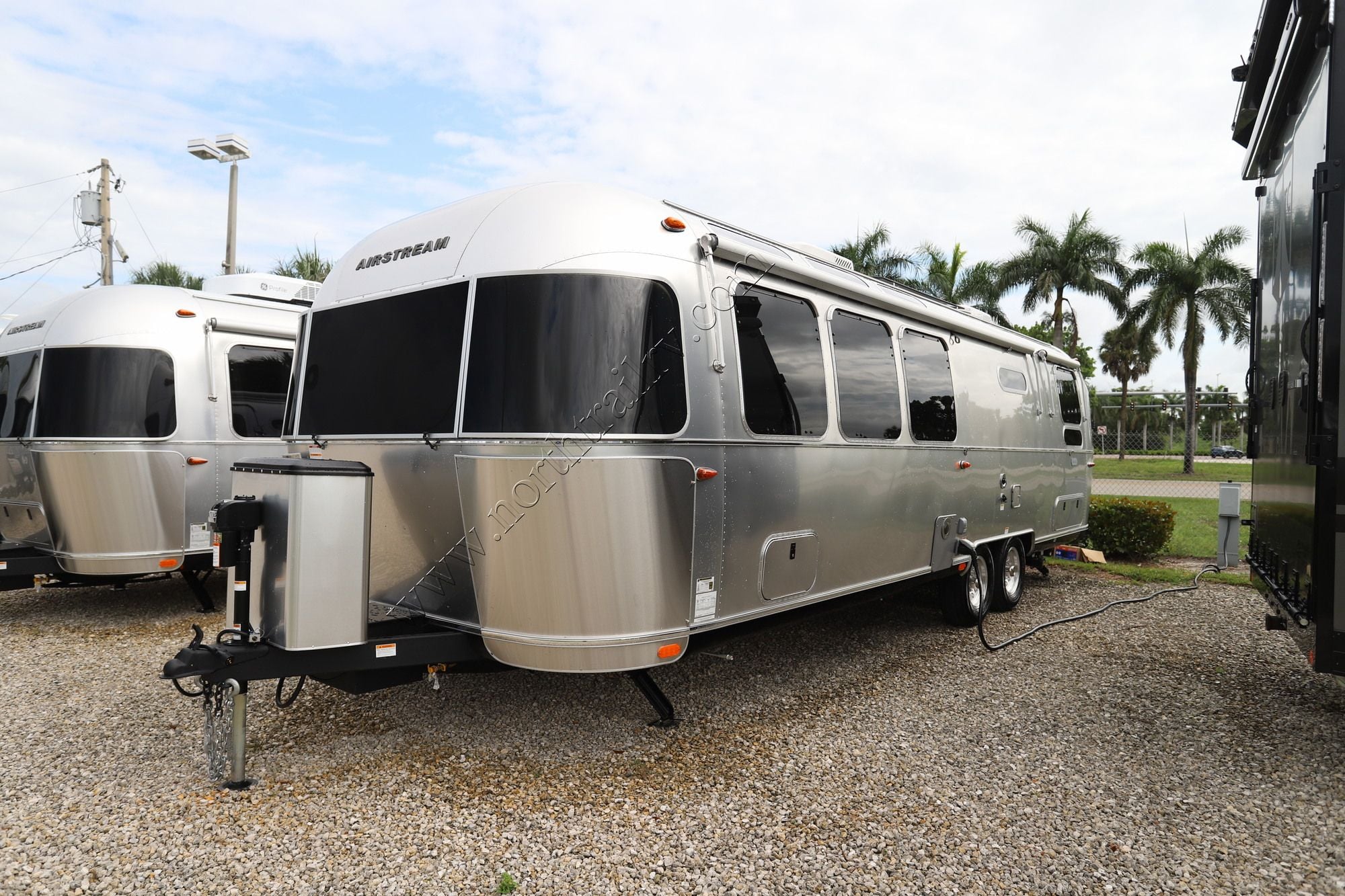 New 2026 Airstream Globetrotter 30RB Travel Trailer  For Sale