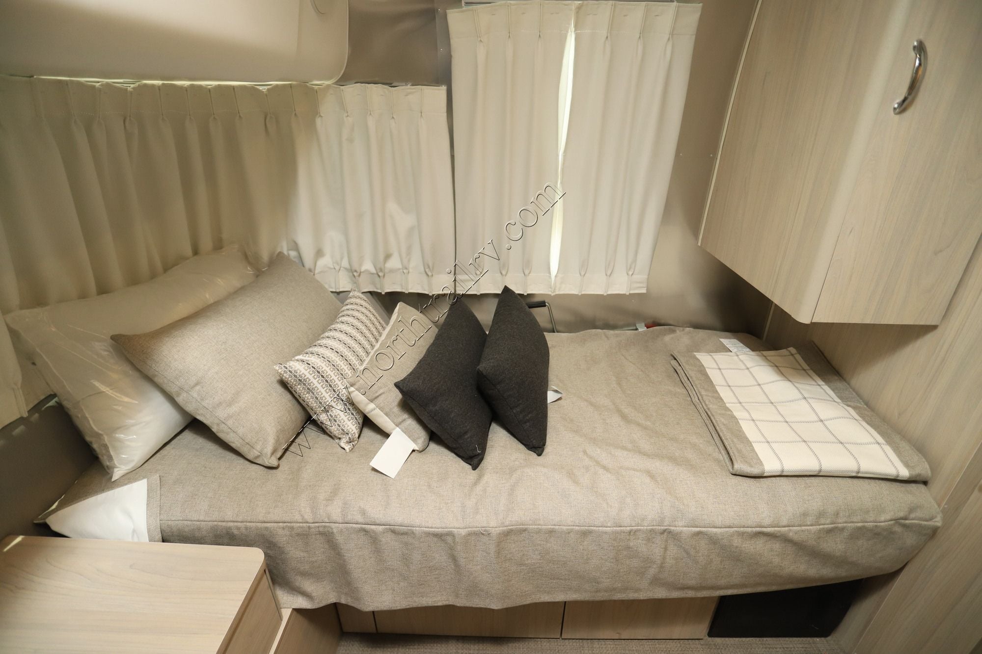 New 2026 Airstream Globetrotter 25FB Travel Trailer  For Sale