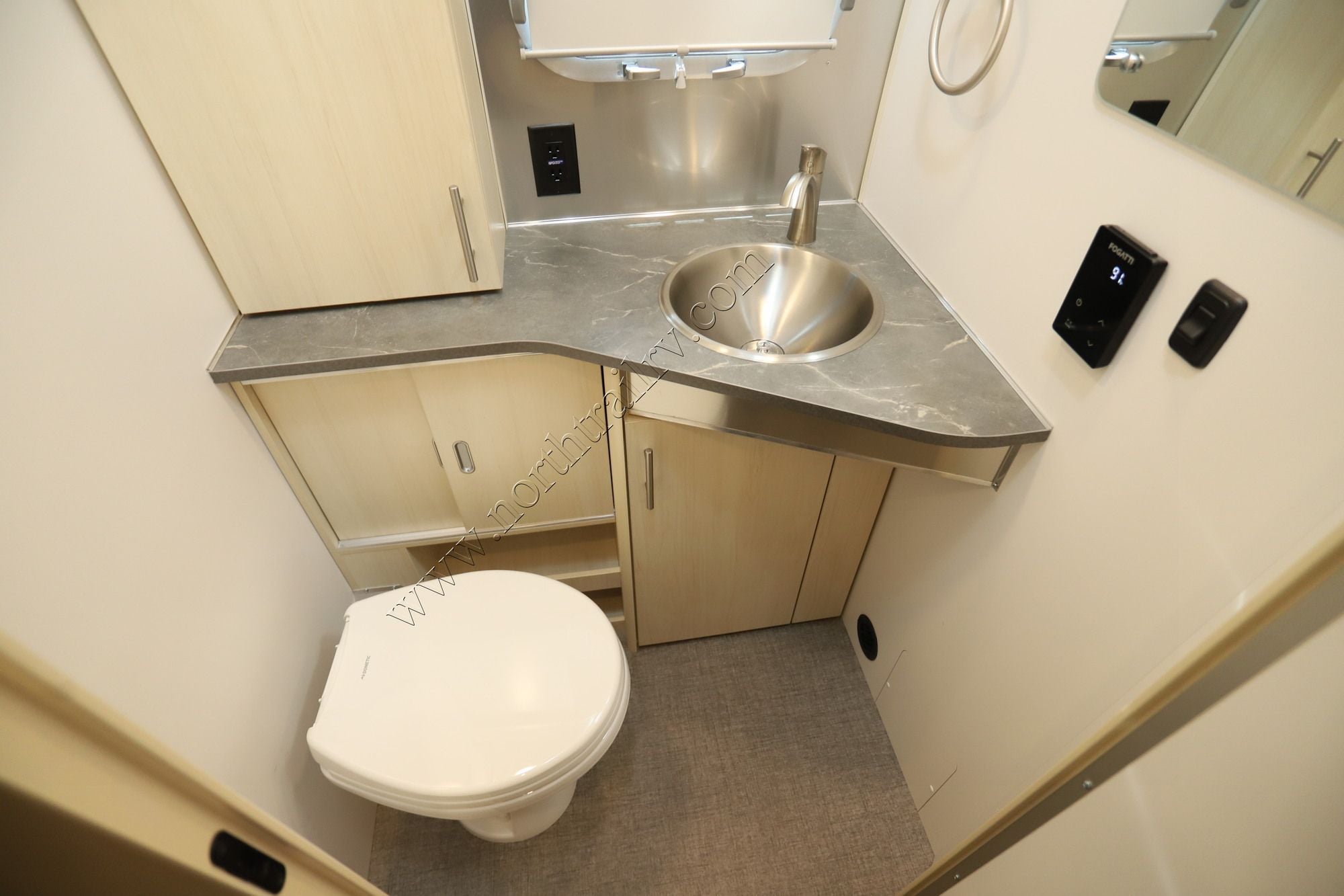 New 2026 Airstream Flying Cloud 25FB Travel Trailer  For Sale