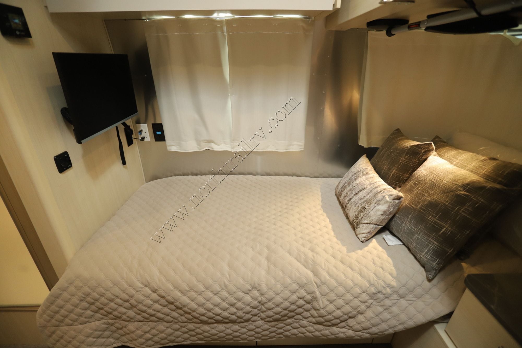 New 2026 Airstream Flying Cloud 25FB Travel Trailer  For Sale