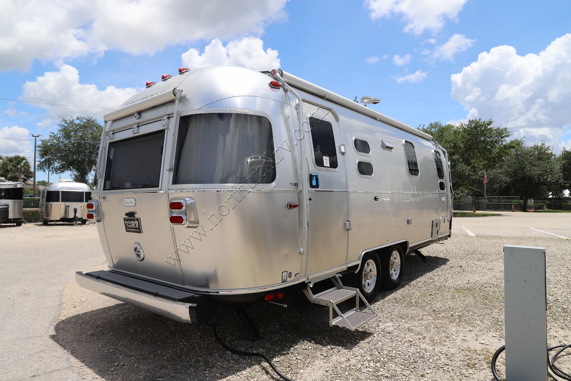 New 2026 Airstream Flying Cloud 25FB Travel Trailer  For Sale