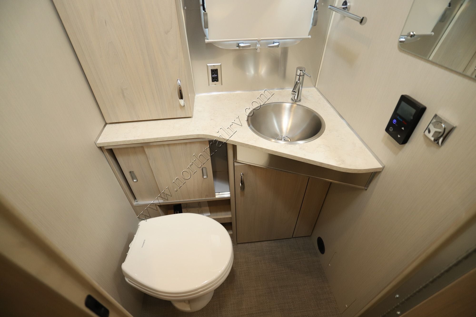 New 2026 Airstream Globetrotter 25FB Travel Trailer  For Sale