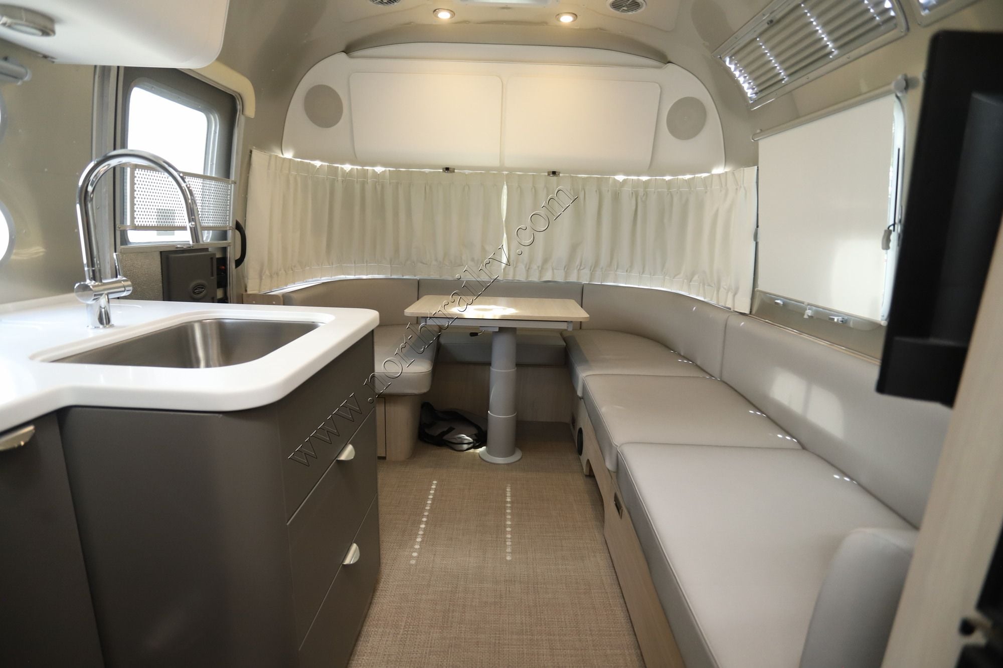 New 2026 Airstream Globetrotter 25FB Travel Trailer  For Sale