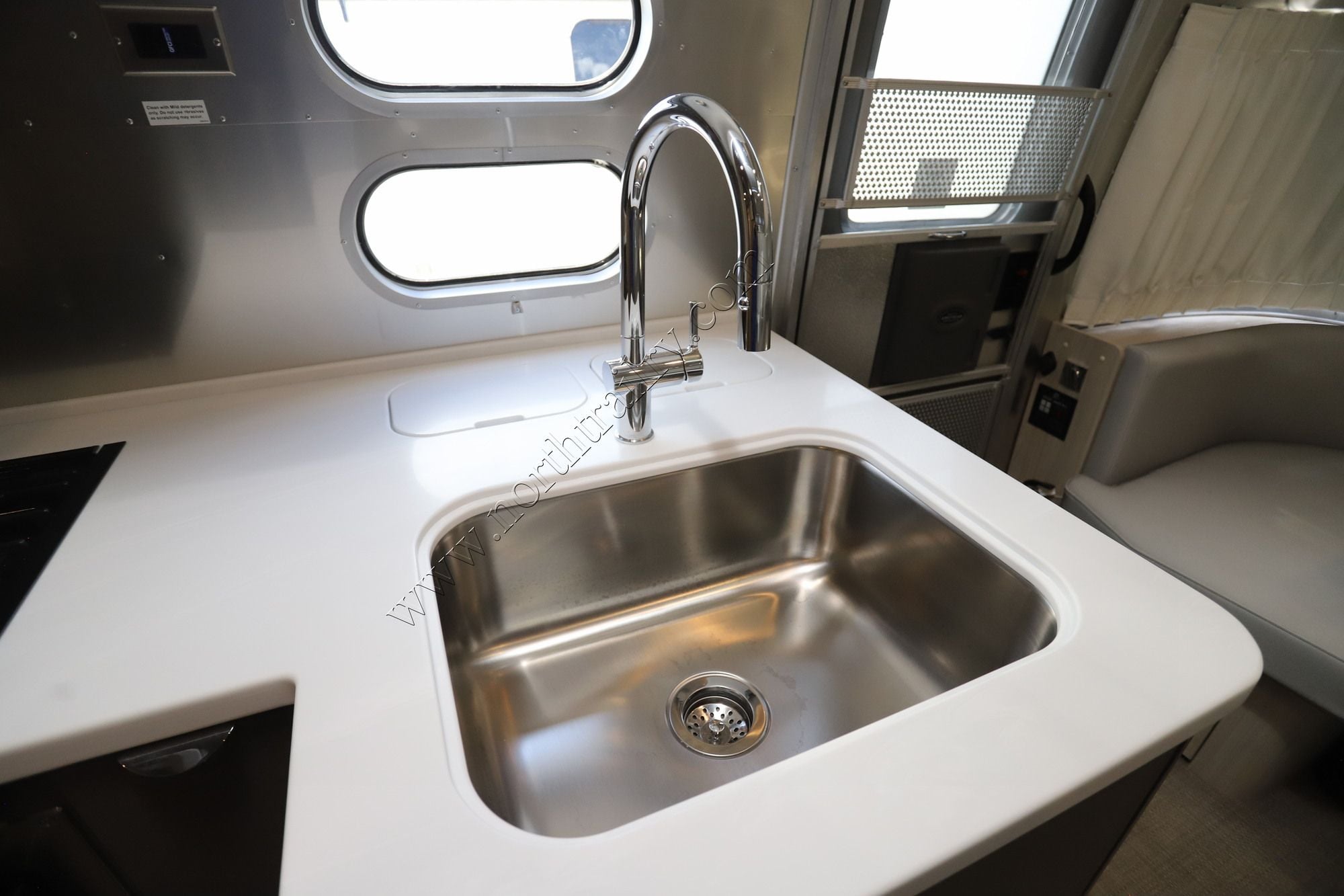 New 2026 Airstream Globetrotter 25FB Travel Trailer  For Sale
