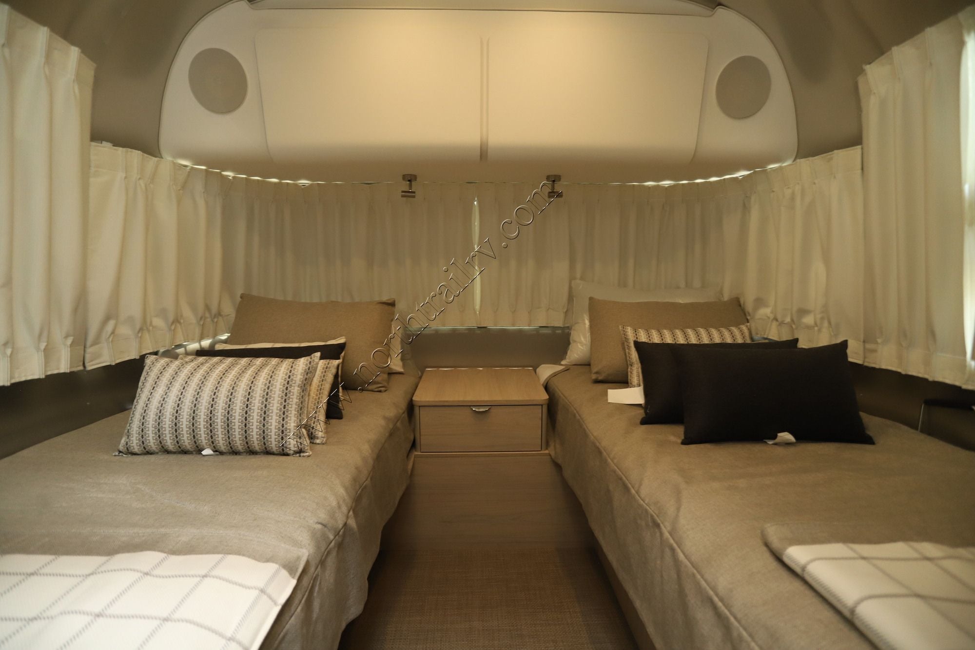 New 2026 Airstream Globetrotter 25FB Travel Trailer  For Sale
