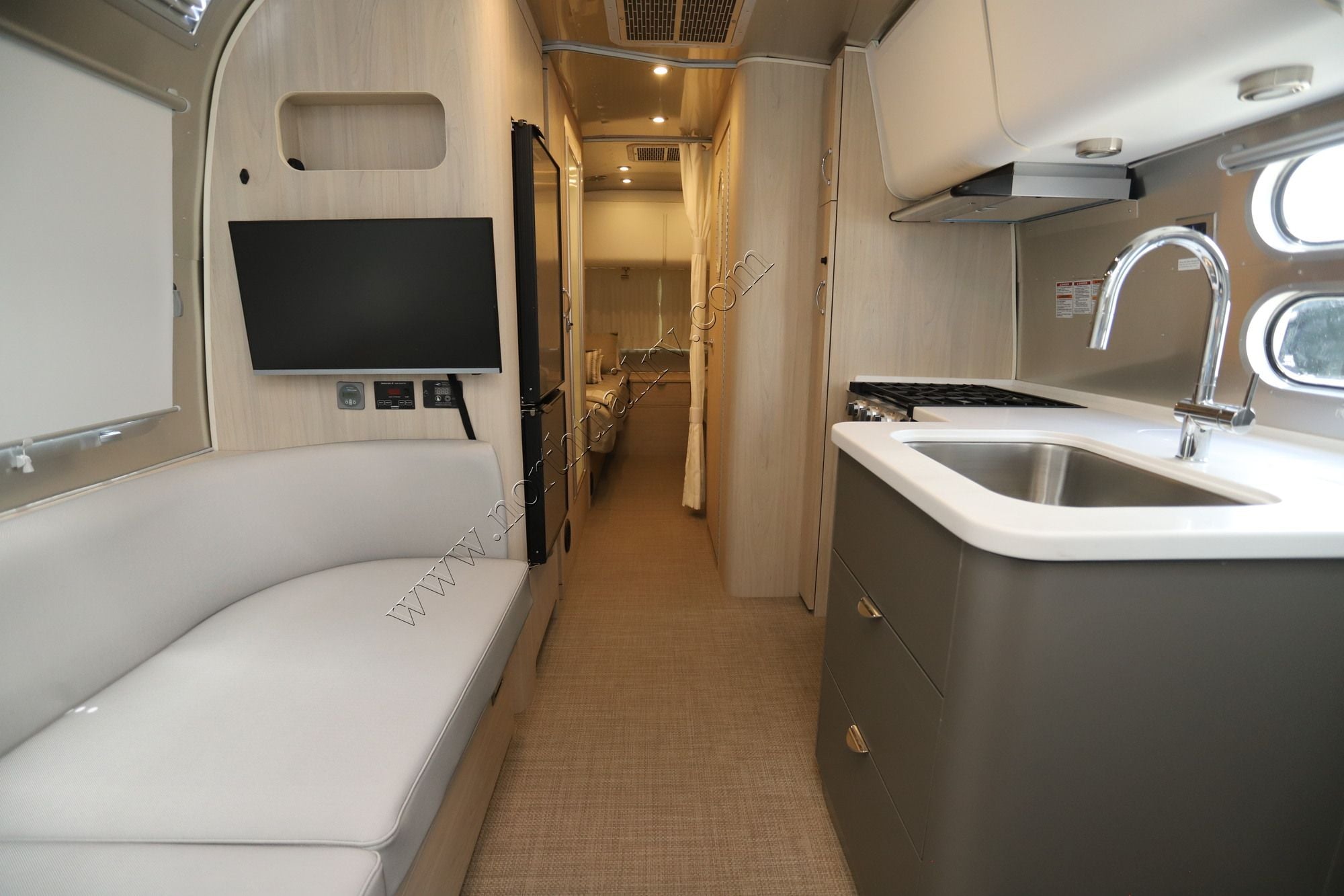 New 2026 Airstream Globetrotter 25FB Travel Trailer  For Sale