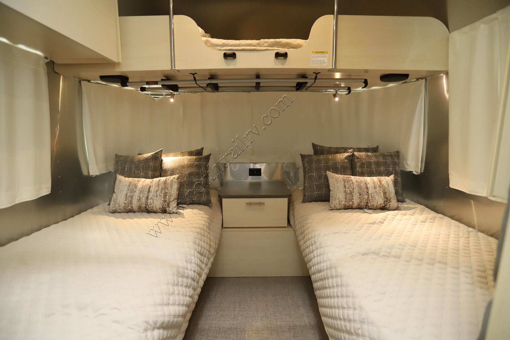 New 2026 Airstream Flying Cloud 25FB Travel Trailer  For Sale
